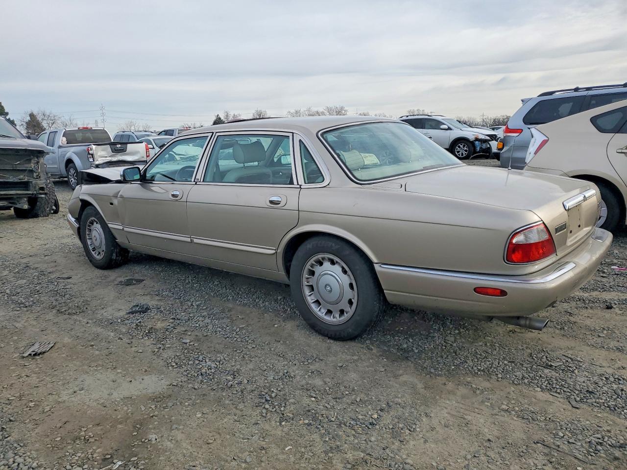 1998 Jaguar Vandenplas Majestic Gold vin: SAJKX6240WC816545