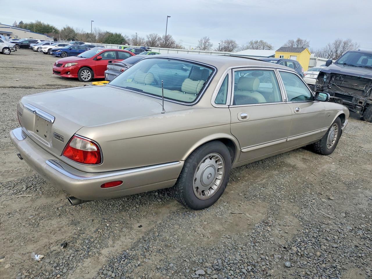 1998 Jaguar Vandenplas Majestic Gold vin: SAJKX6240WC816545