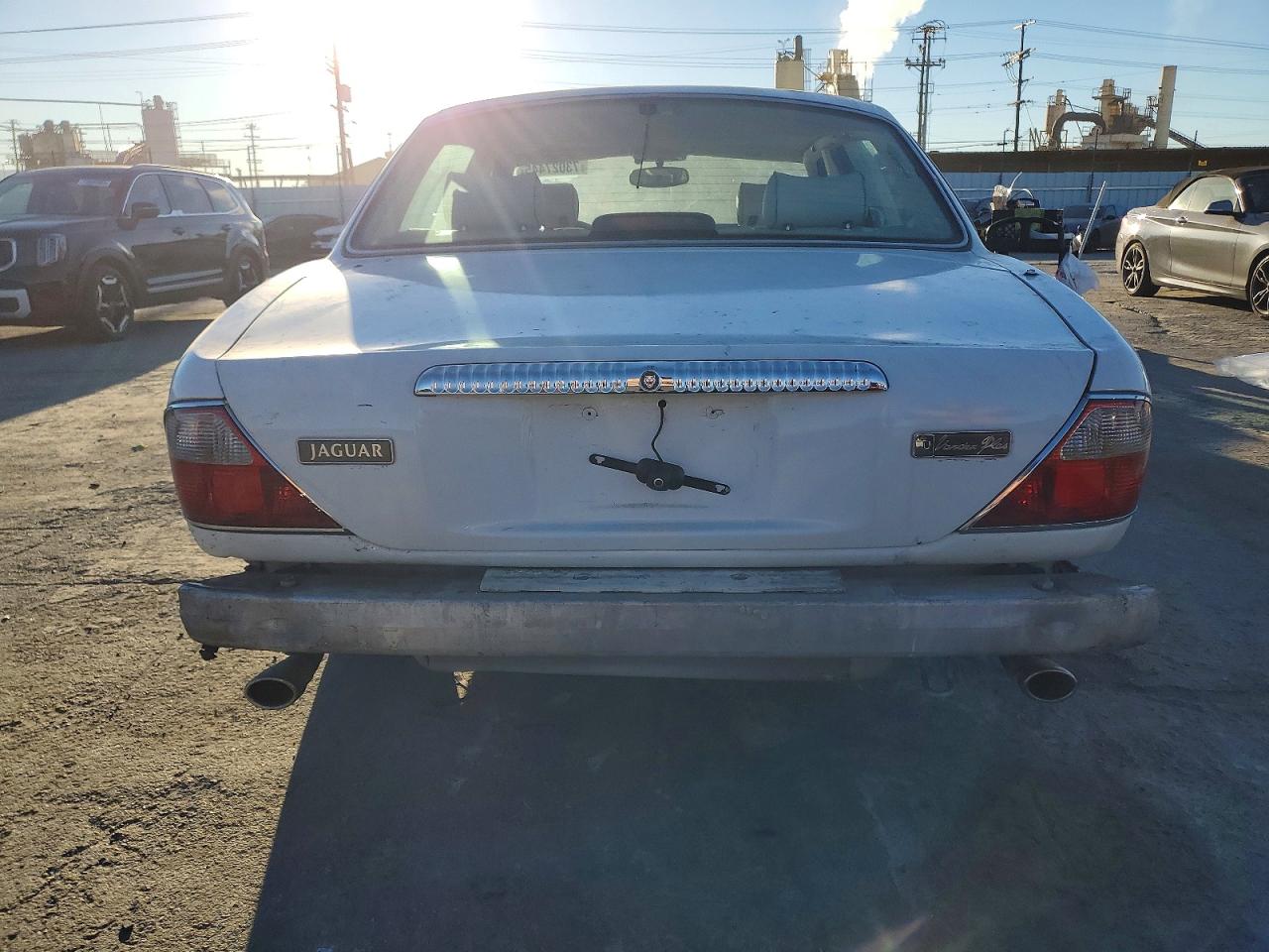 1998 Jaguar Vandenplas White vin: SAJKX624XWC841274