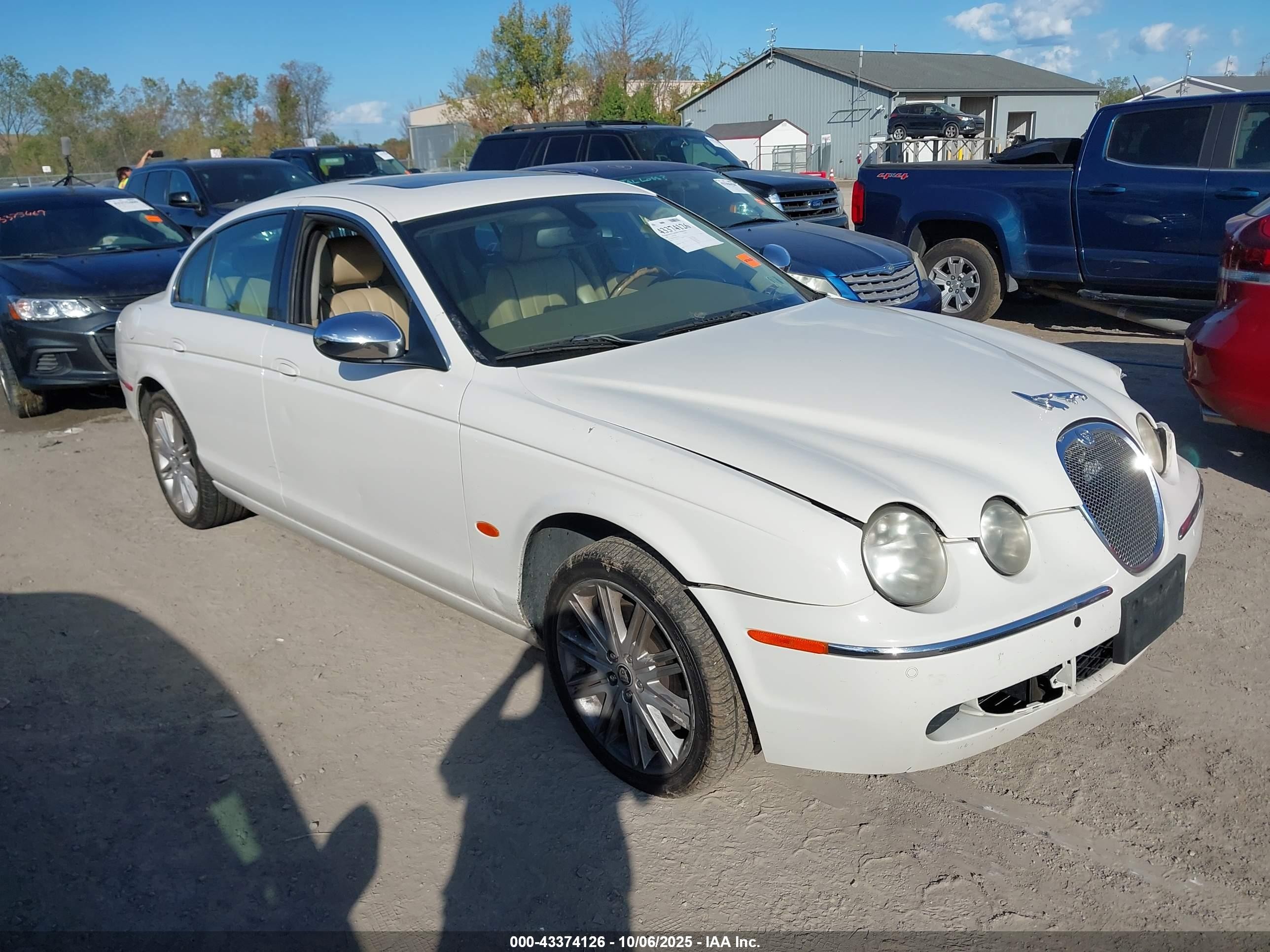 2008 Jaguar S-type 3.0 V6 White vin: SAJWA01A38FN83124