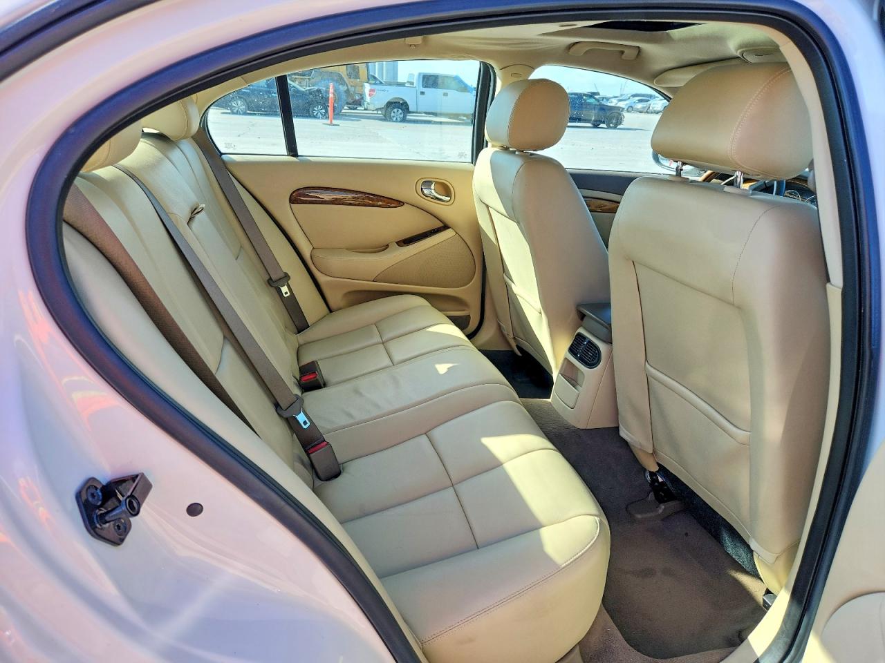 2006 Jaguar S-type White vin: SAJWA01A66FN70543