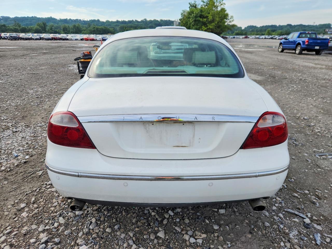 2007 Jaguar S-type White vin: SAJWA01A77FN77079