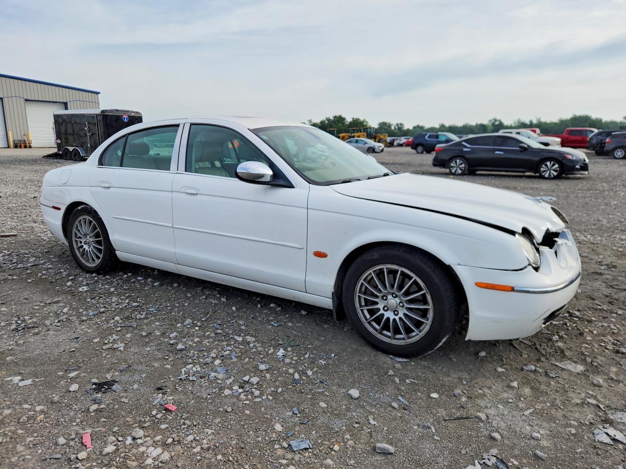 2007 Jaguar S-type White vin: SAJWA01A77FN77079