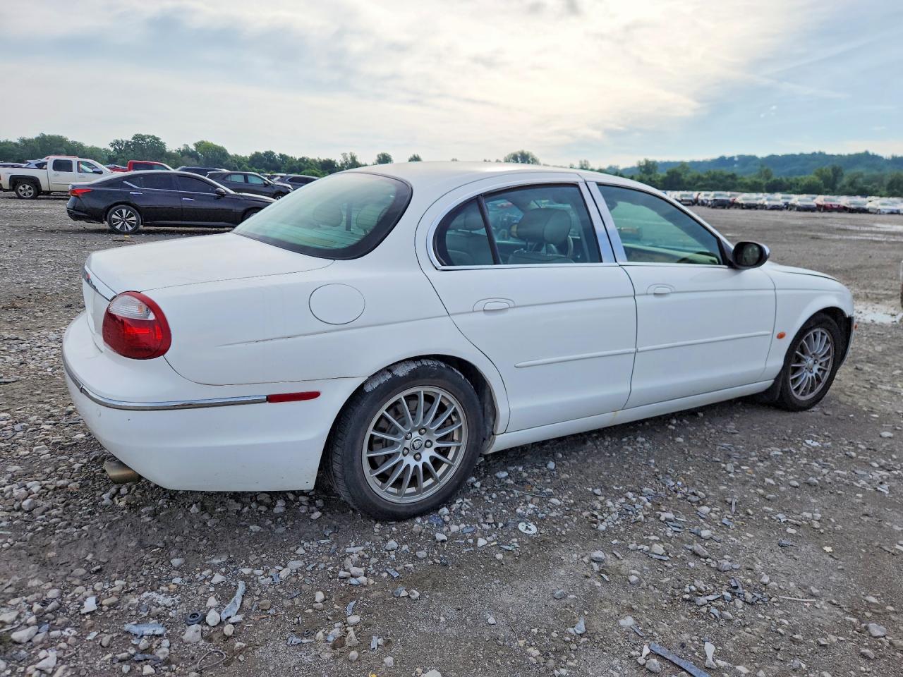 2007 Jaguar S-type White vin: SAJWA01A77FN77079