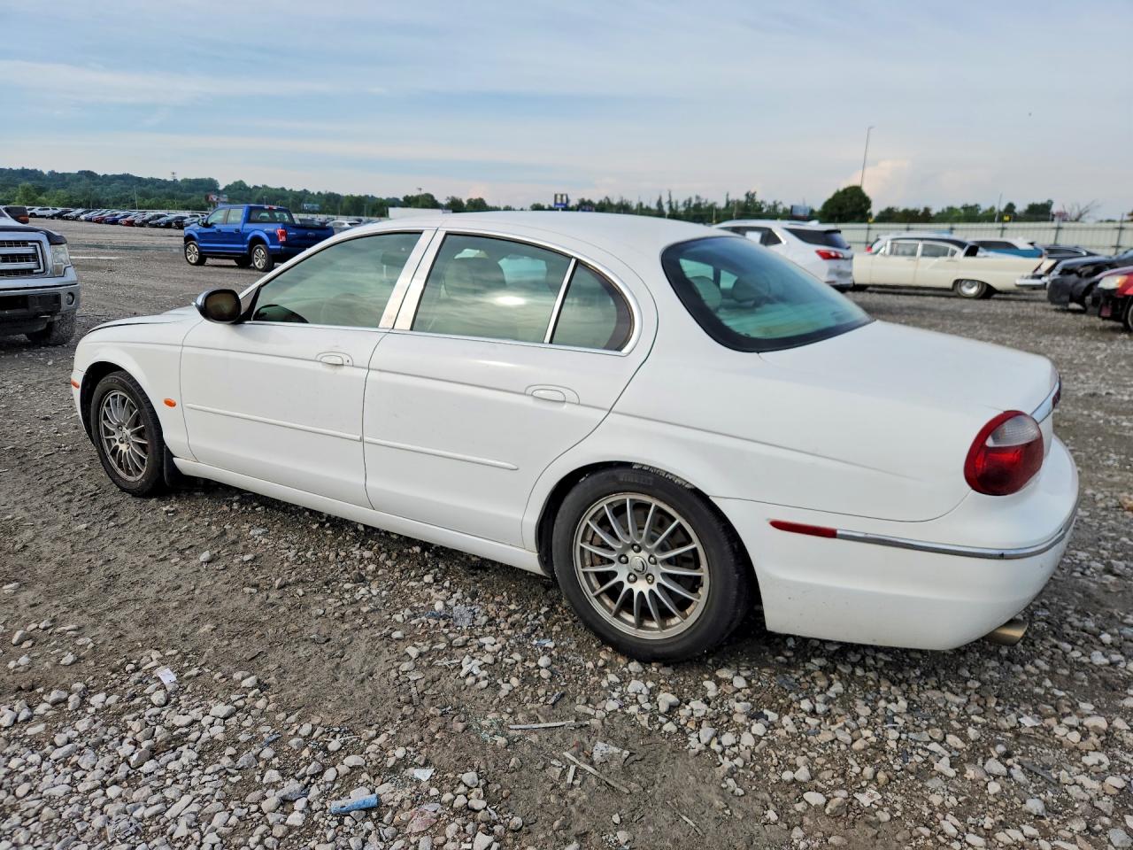 2007 Jaguar S-type White vin: SAJWA01A77FN77079