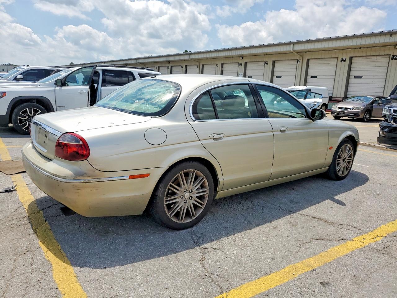 2006 Jaguar S-type Gold vin: SAJWA01A86FN66686