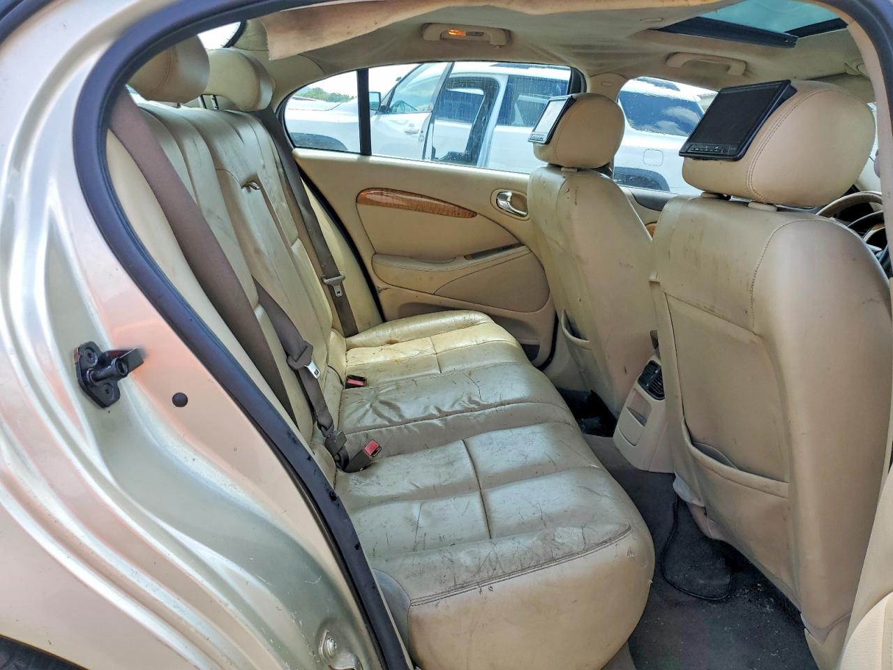 2006 Jaguar S-type Gold vin: SAJWA01A86FN66686