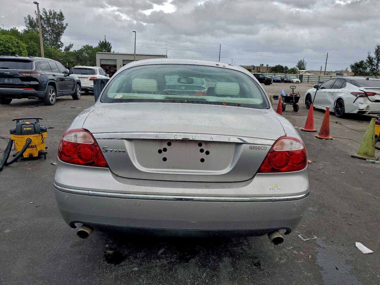 2005 Jaguar S-type Silver vin: SAJWA01T15FN20794