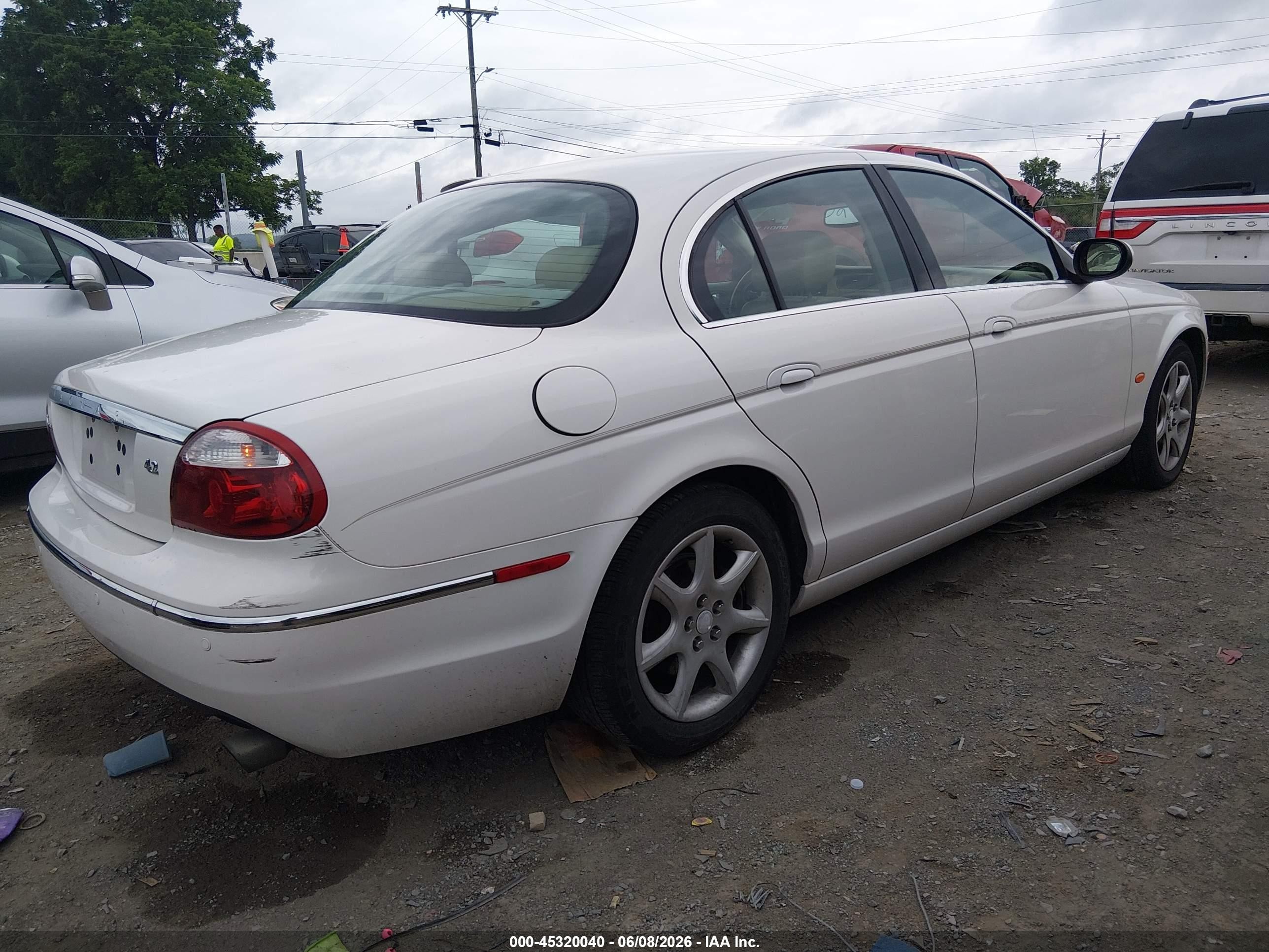 2005 Jaguar S-type 4.2l V8 White vin: SAJWA01U55HN24201