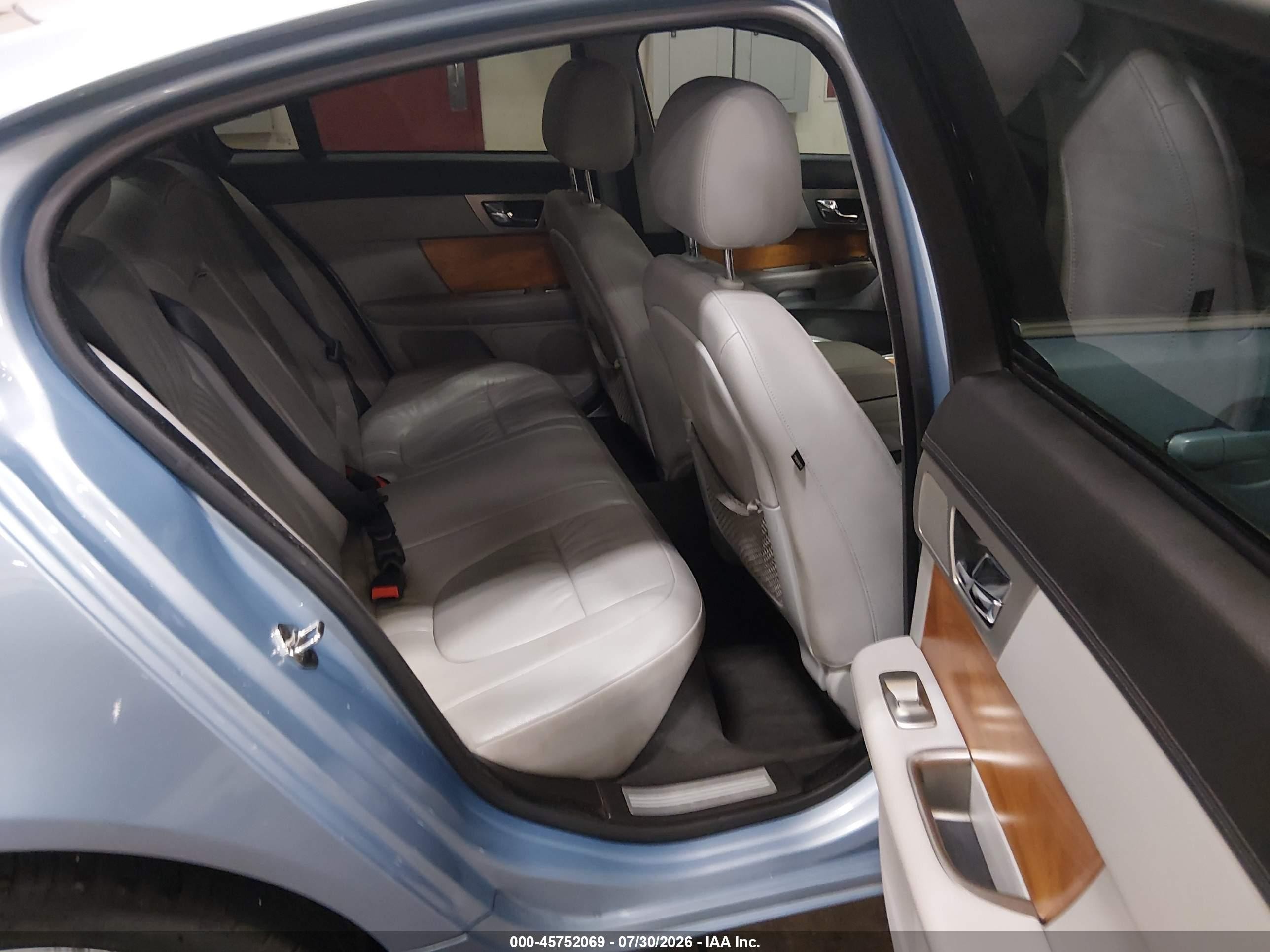 2009 Jaguar Xf Luxury Blue vin: SAJWA05B49HR01759