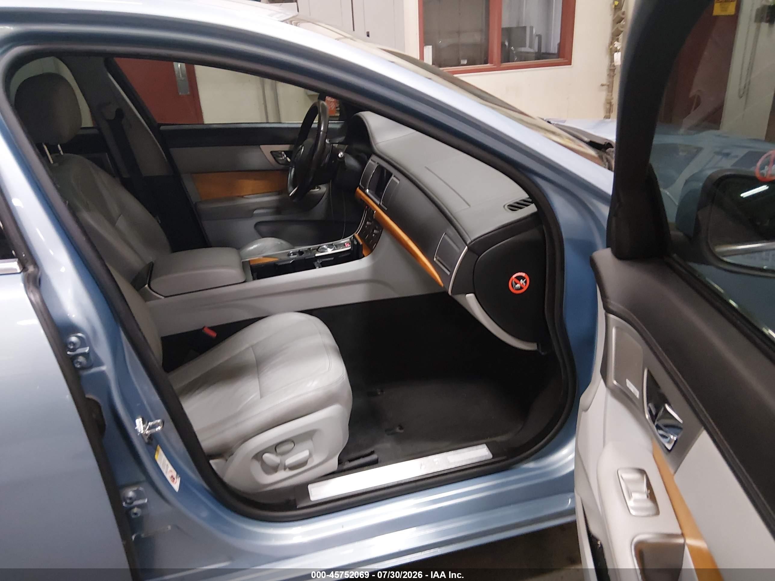 2009 Jaguar Xf Luxury Blue vin: SAJWA05B49HR01759