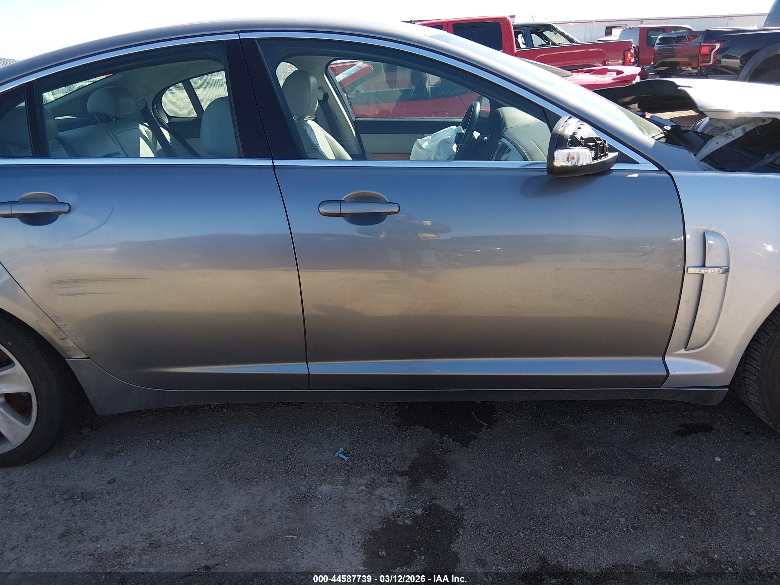 2009 Jaguar Xf Luxury Silver vin: SAJWA05B49HR43767