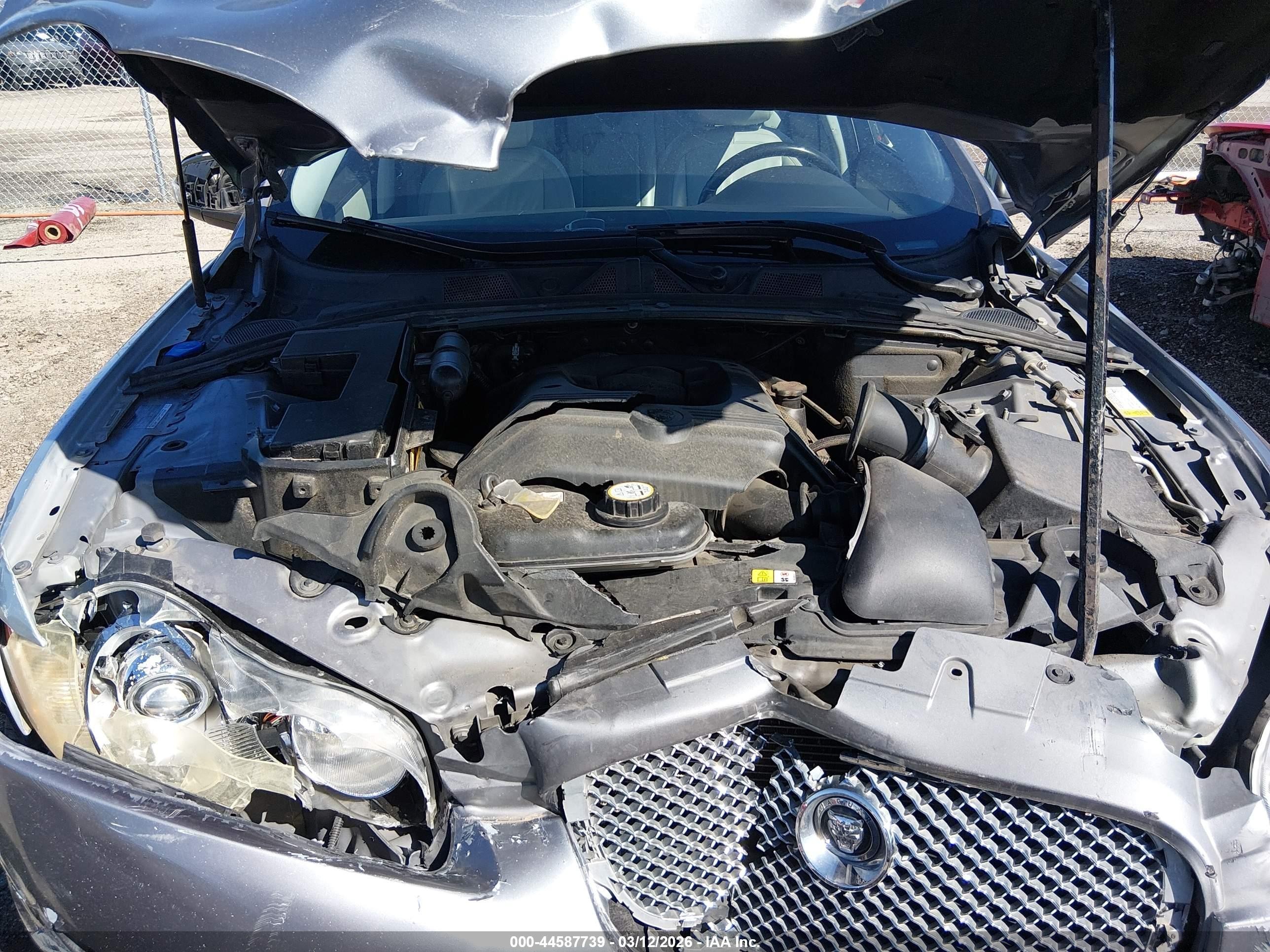 2009 Jaguar Xf Luxury Silver vin: SAJWA05B49HR43767