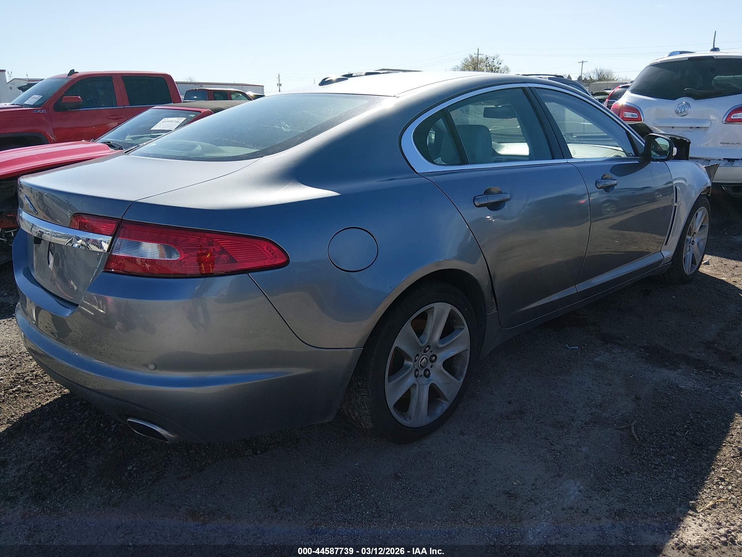 2009 Jaguar Xf Luxury Silver vin: SAJWA05B49HR43767