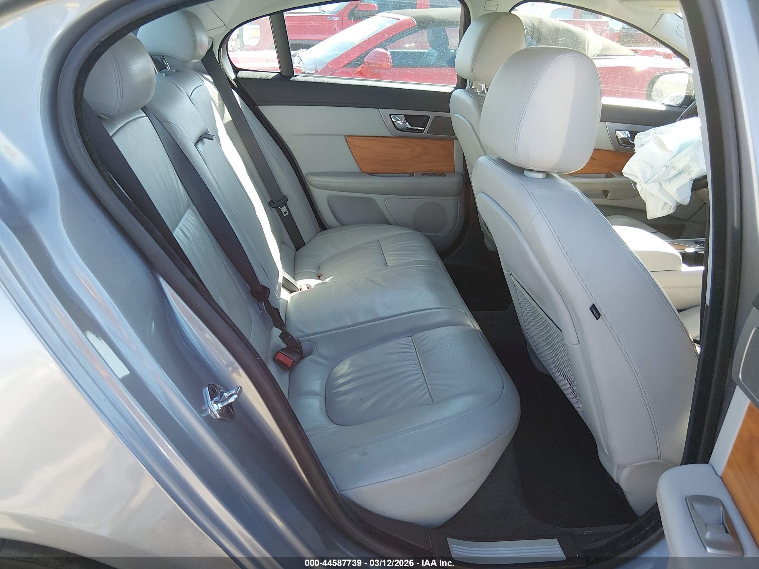2009 Jaguar Xf Luxury Silver vin: SAJWA05B49HR43767