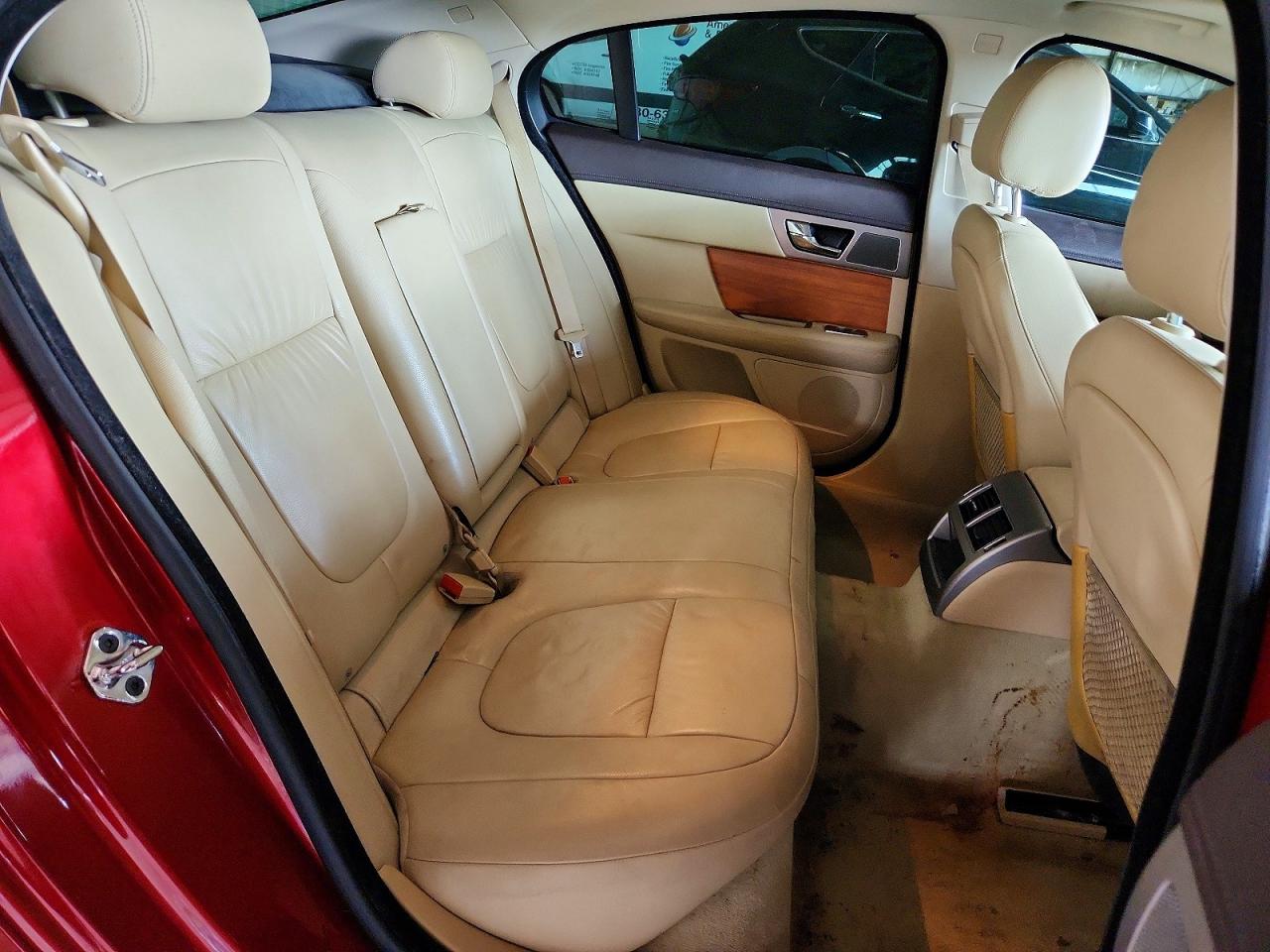 2009 Jaguar Xf Luxury Red vin: SAJWA05B69HR08860