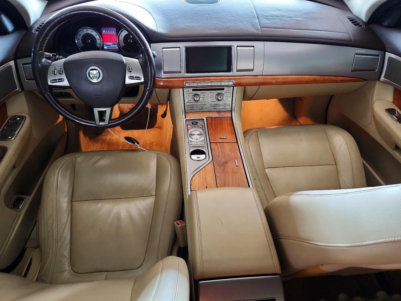2009 Jaguar Xf Luxury Red vin: SAJWA05B69HR08860
