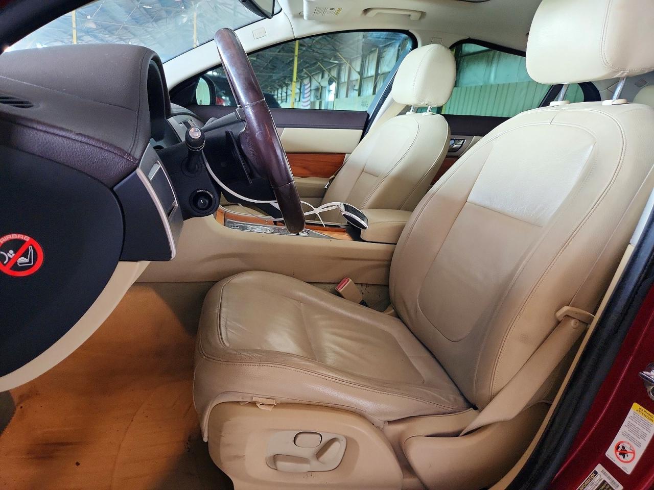 2009 Jaguar Xf Luxury Red vin: SAJWA05B69HR08860
