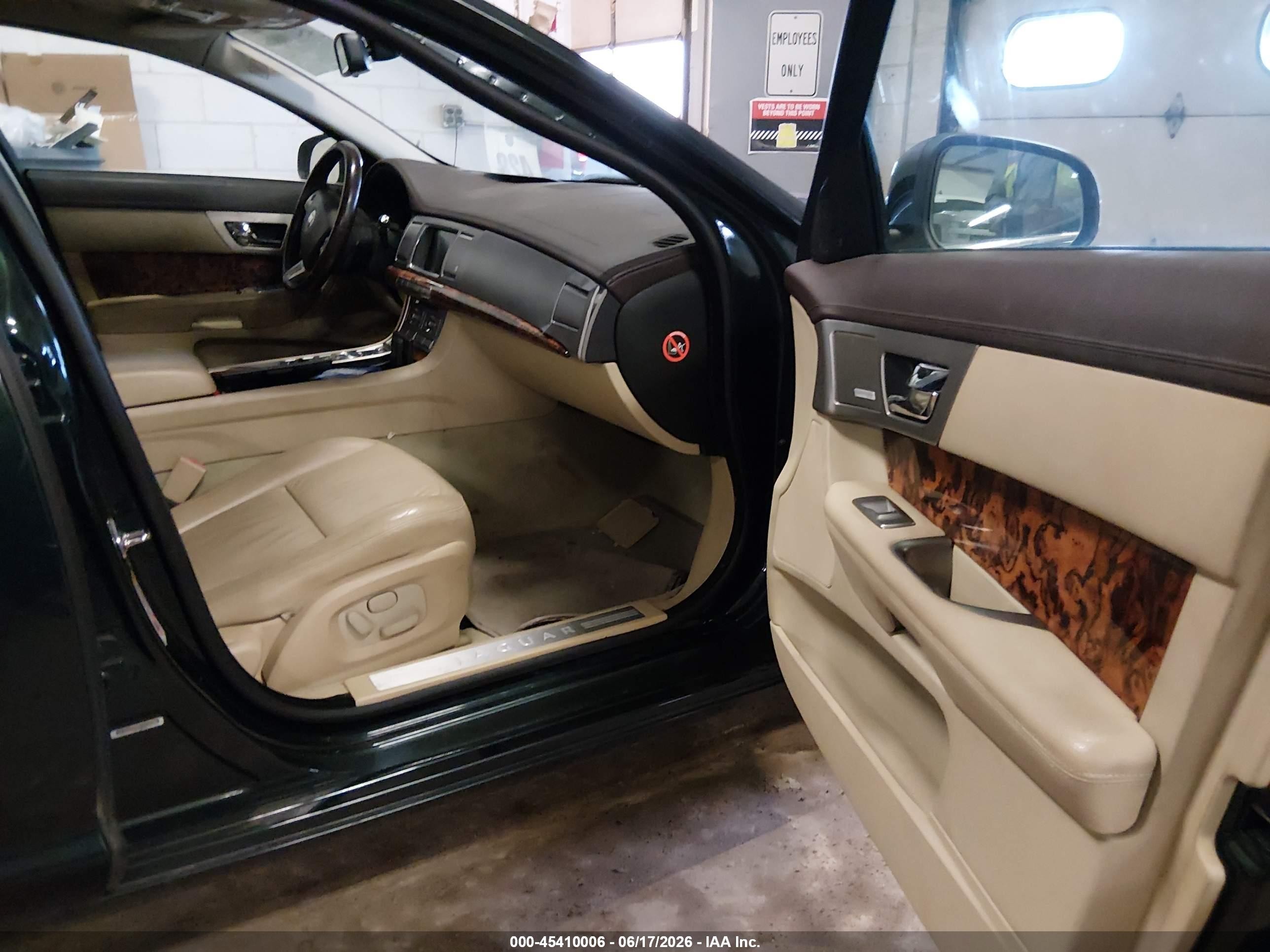 2009 Jaguar Xf Luxury Green vin: SAJWA05B89HR32609