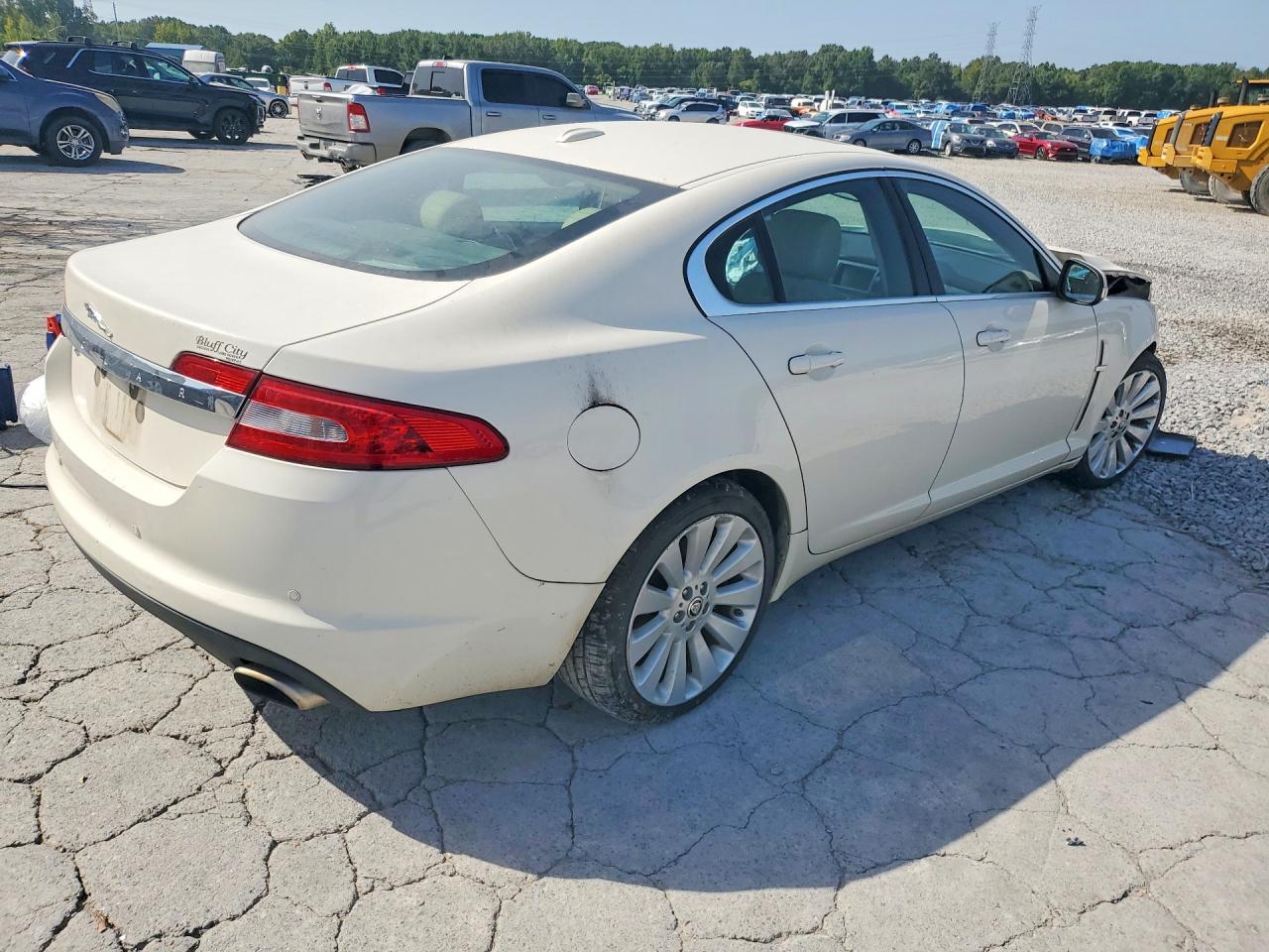 2009 Jaguar Xf Luxury White vin: SAJWA05B99HR27709