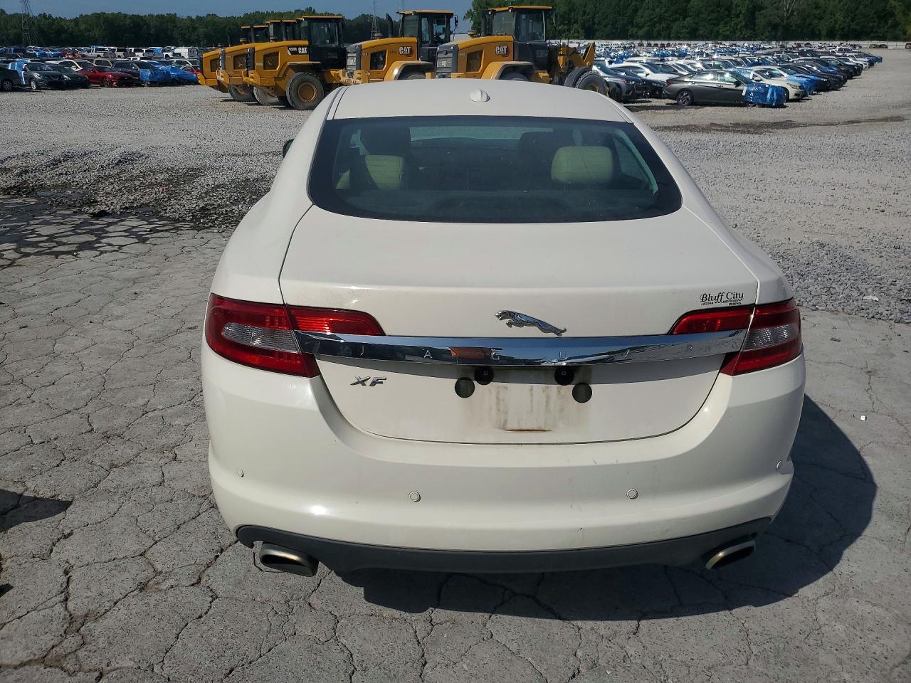 2009 Jaguar Xf Luxury White vin: SAJWA05B99HR27709