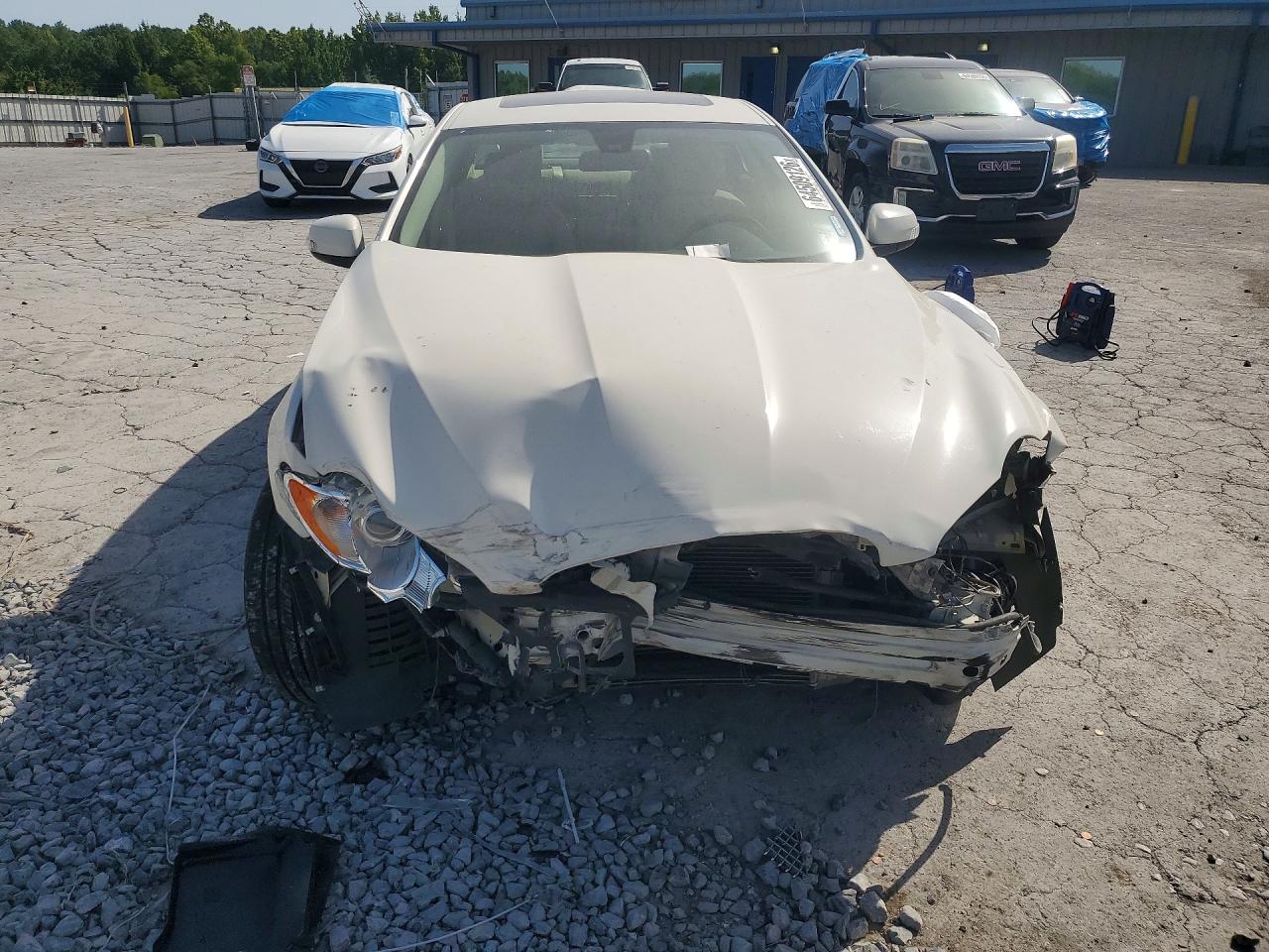 2009 Jaguar Xf Luxury White vin: SAJWA05B99HR27709