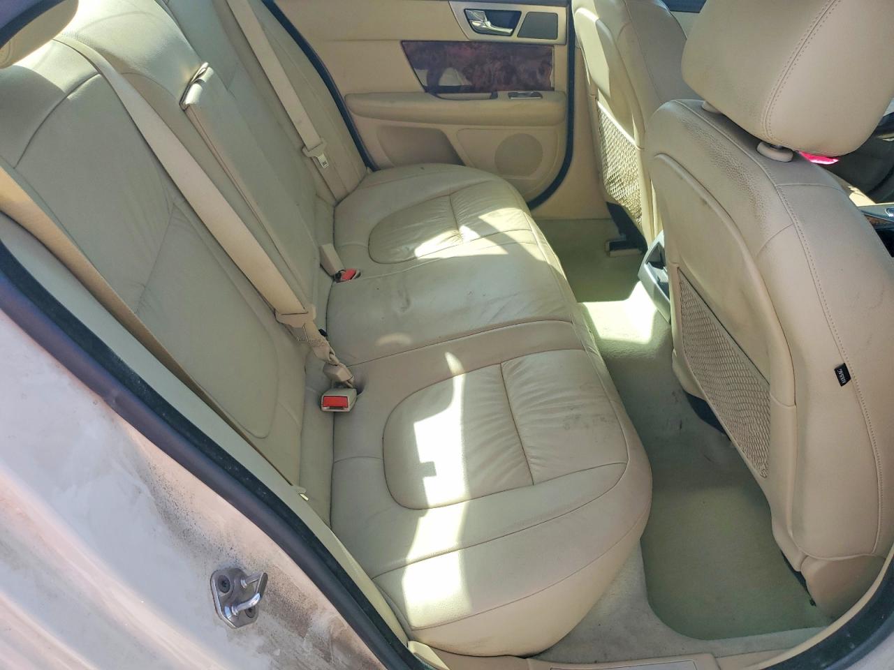 2009 Jaguar Xf Luxury White vin: SAJWA05B99HR27709