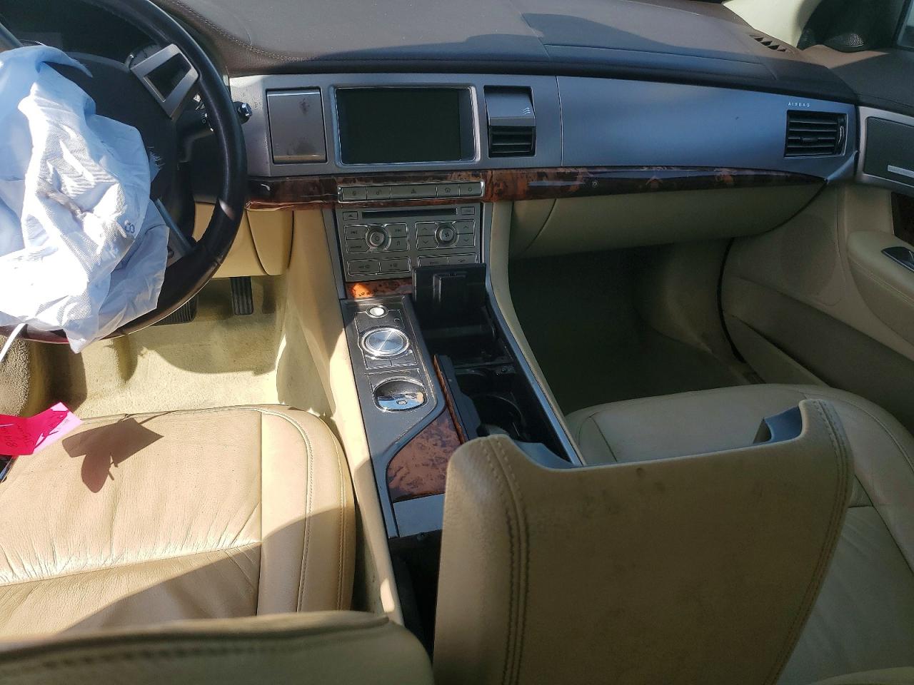 2009 Jaguar Xf Luxury White vin: SAJWA05B99HR27709