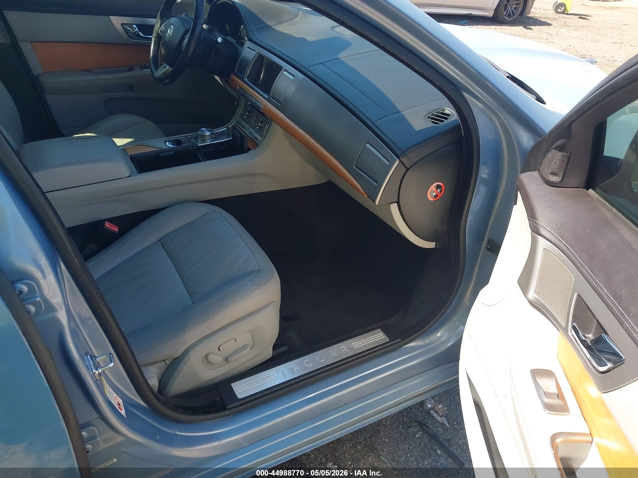 2009 Jaguar Xf Luxury Blue vin: SAJWA05B99HR43182