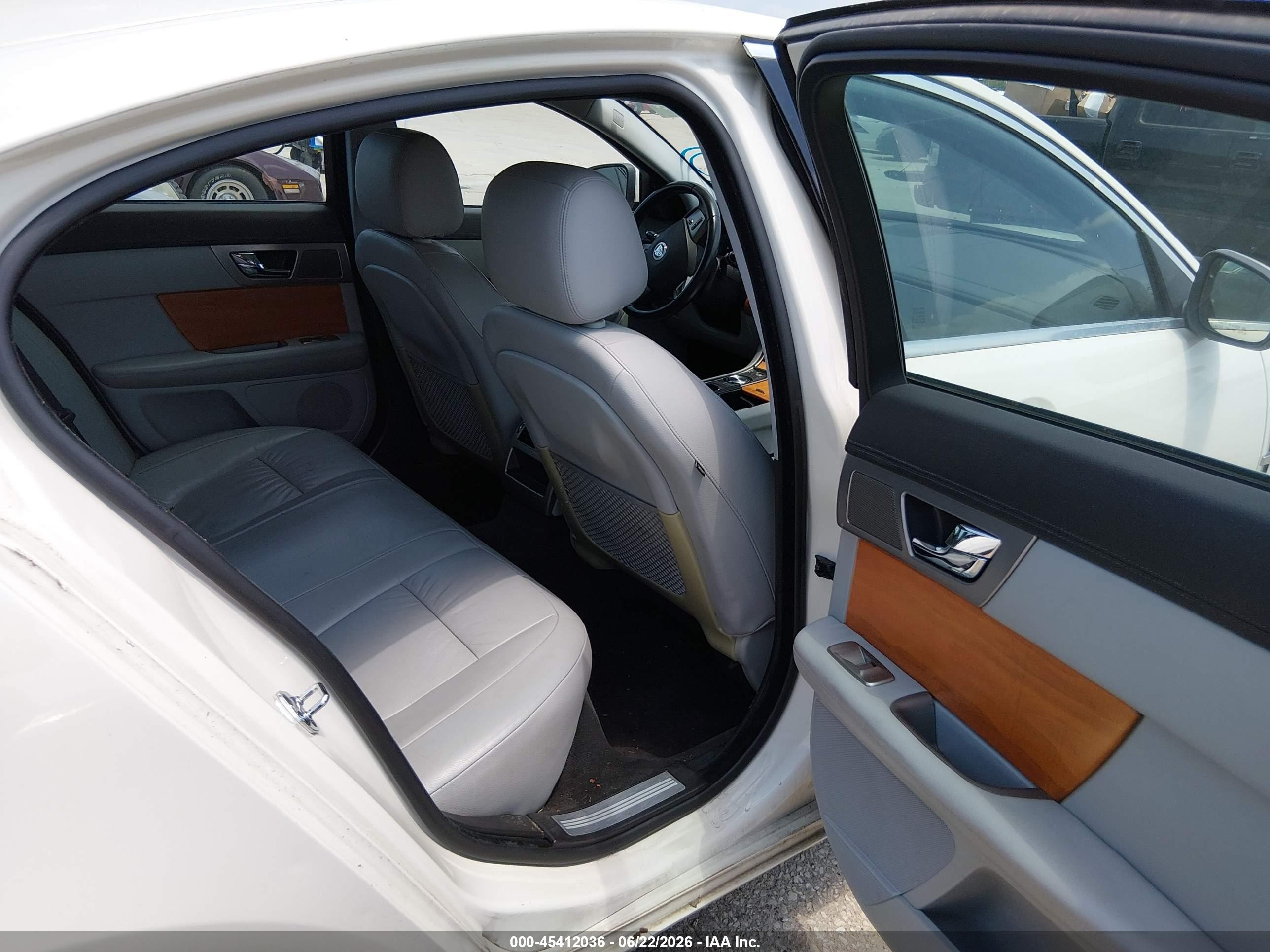 2009 Jaguar Xf Luxury Cream vin: SAJWA05BX9HR39593