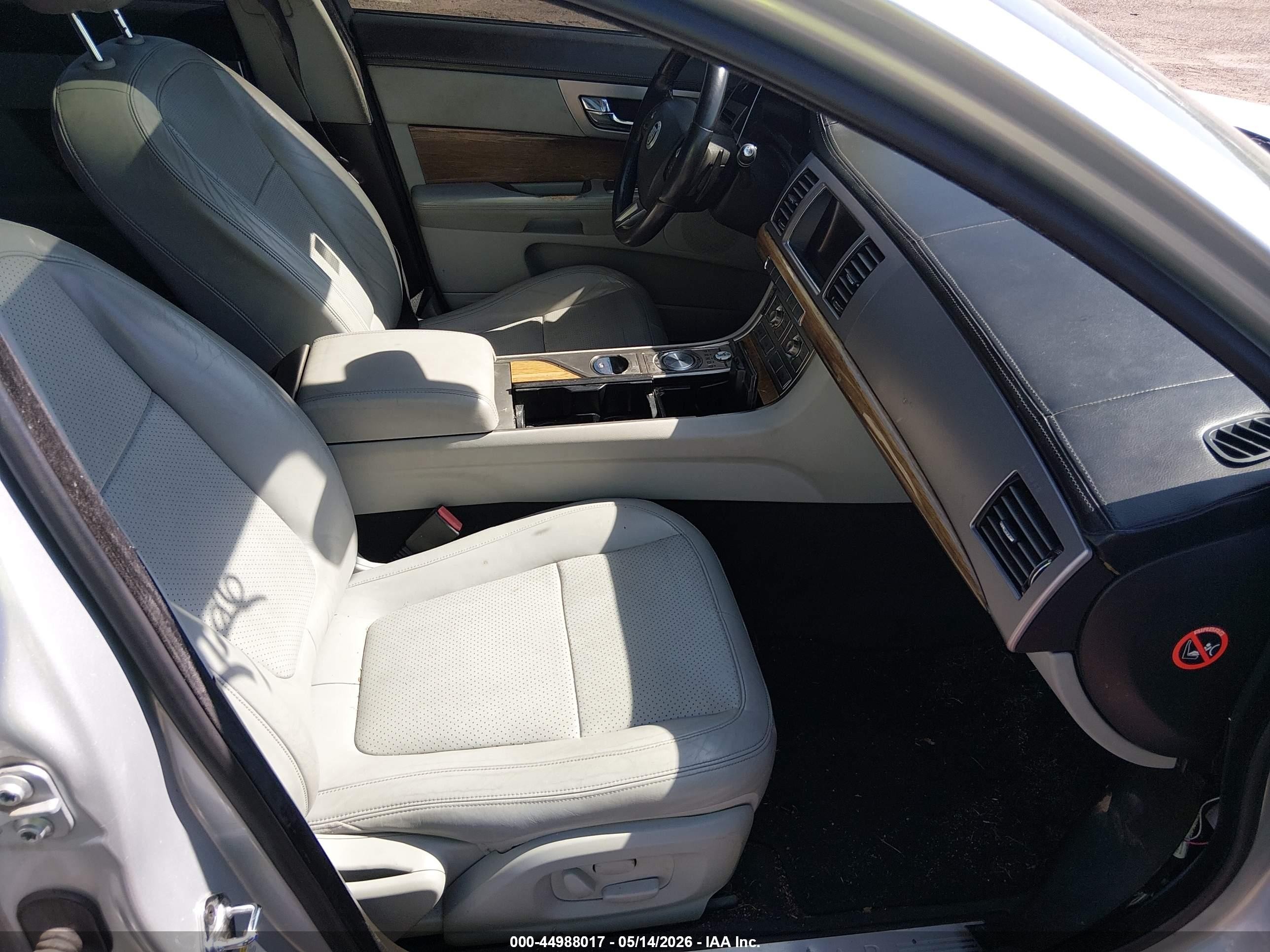 2009 Jaguar Xf Premium Luxury Silver vin: SAJWA06B69HR23549