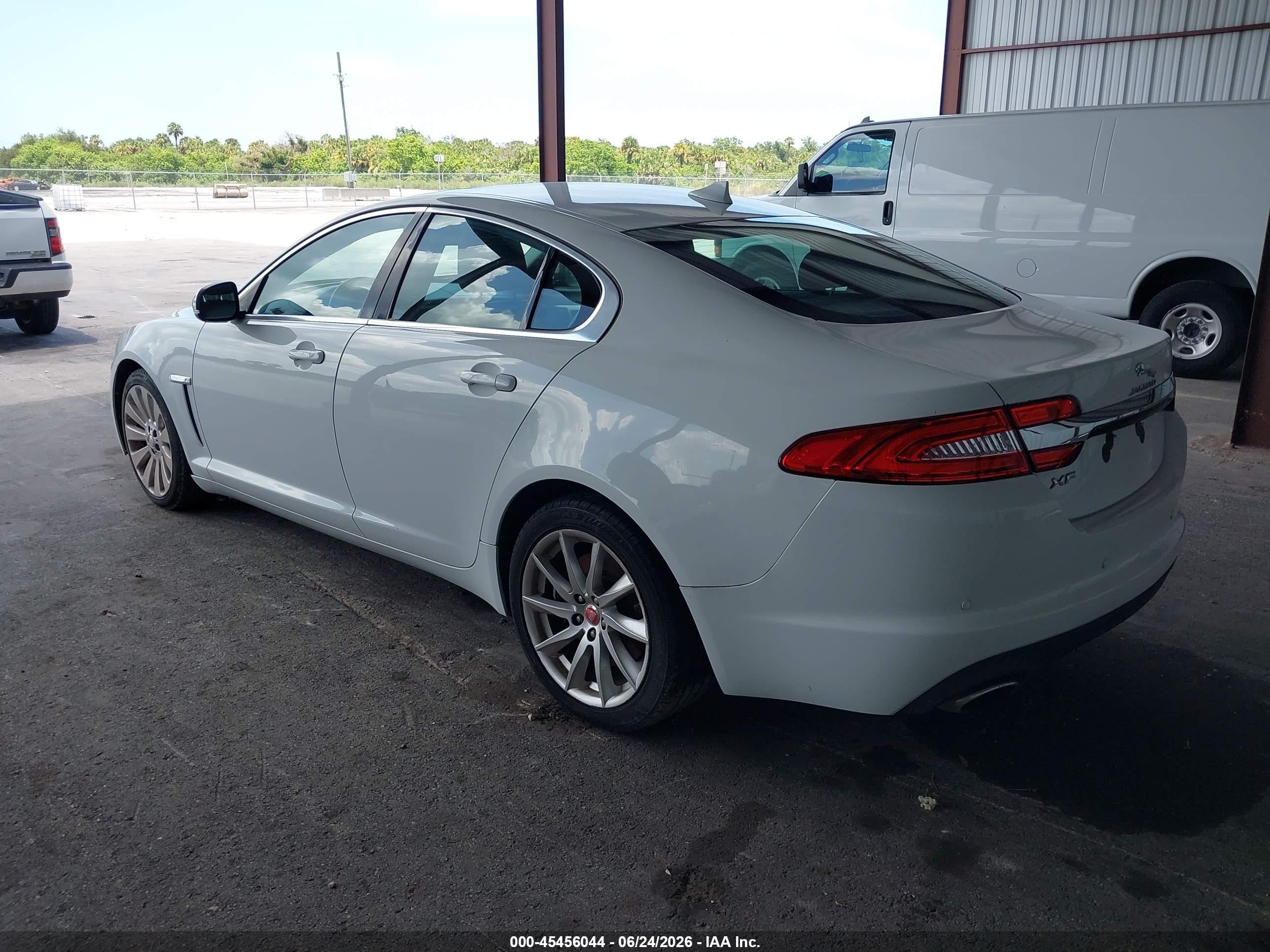 2014 Jaguar Xf I4 T White vin: SAJWA0ES3EPU18974