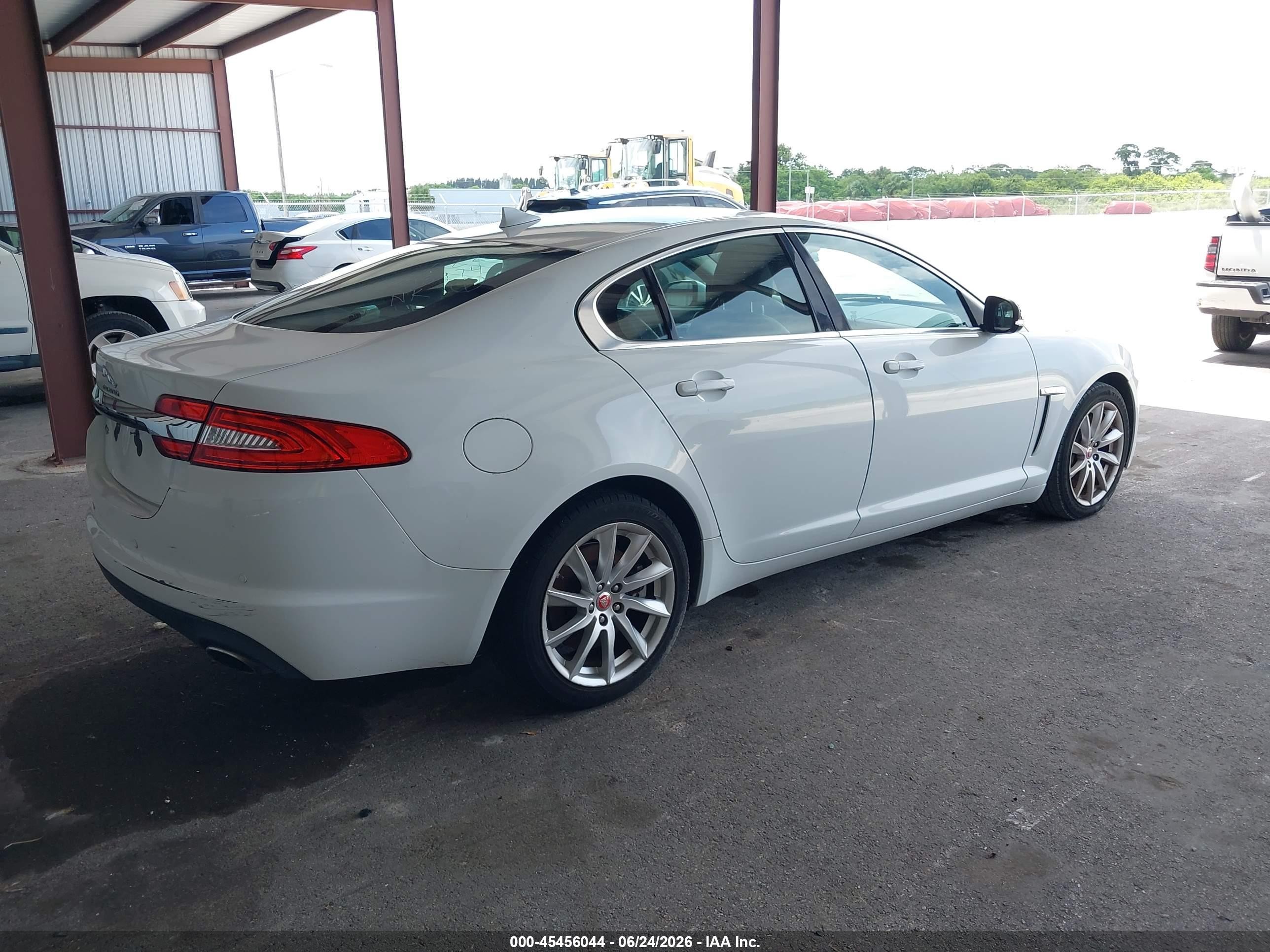 2014 Jaguar Xf I4 T White vin: SAJWA0ES3EPU18974
