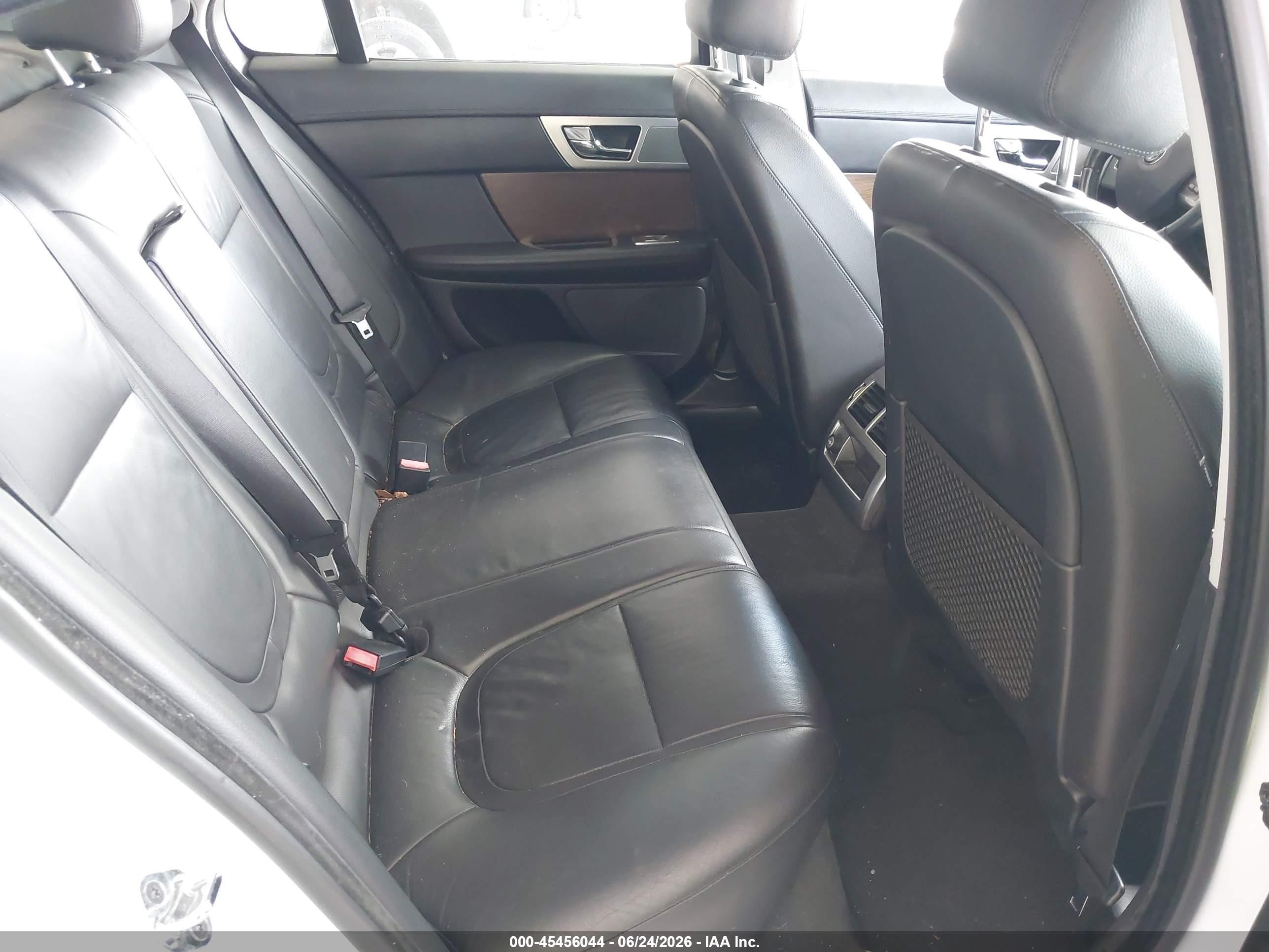 2014 Jaguar Xf I4 T White vin: SAJWA0ES3EPU18974