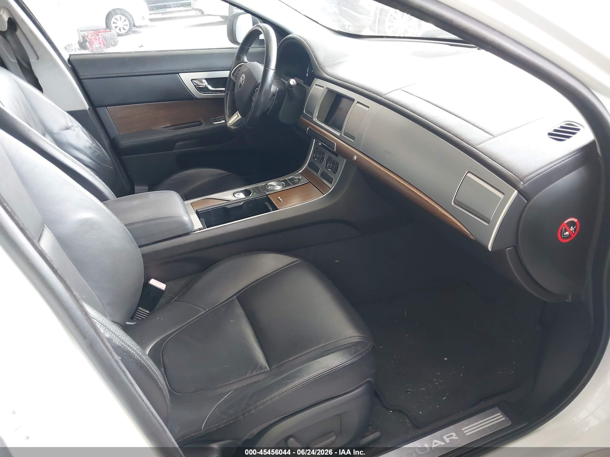 2014 Jaguar Xf I4 T White vin: SAJWA0ES3EPU18974