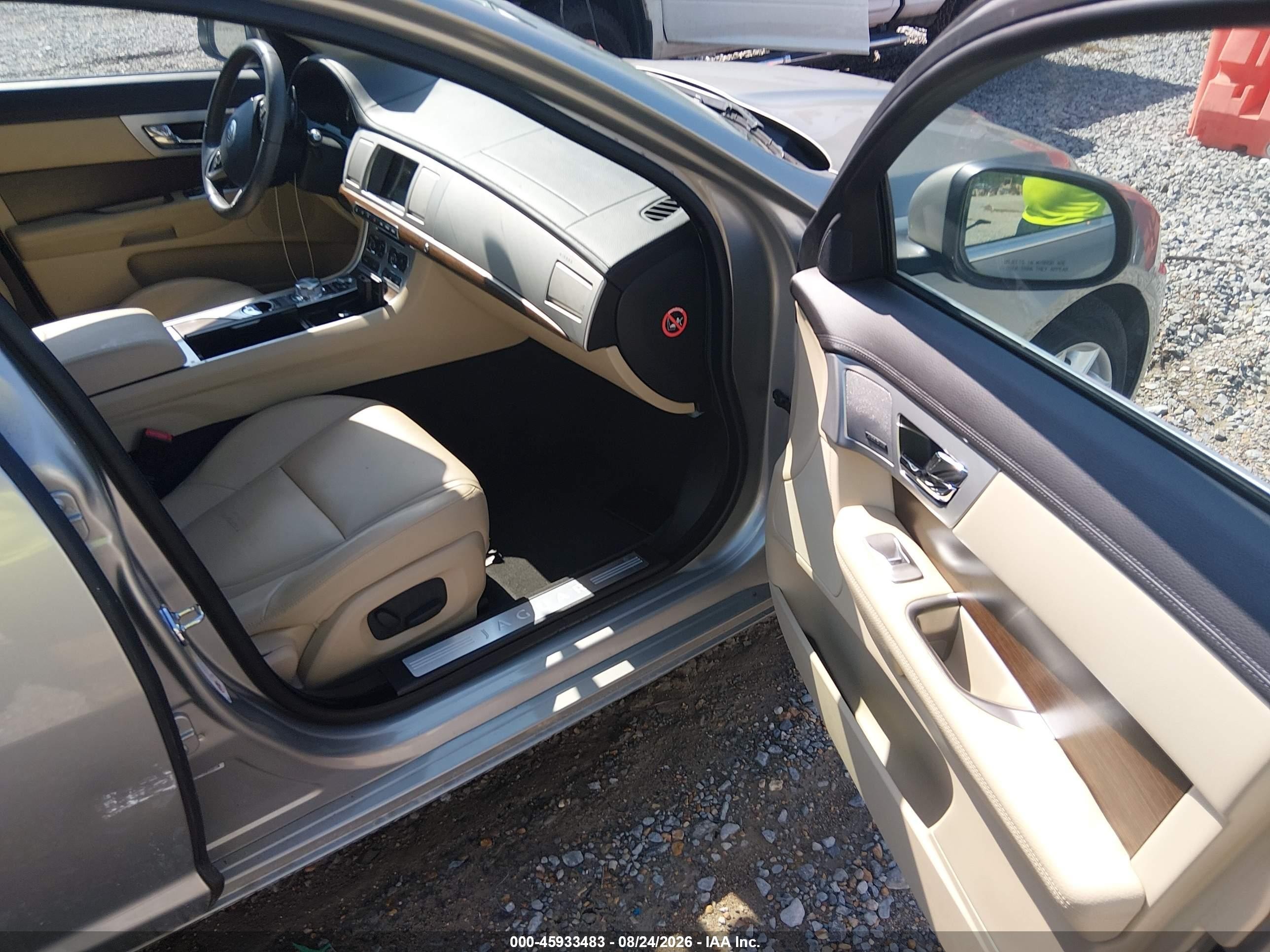 2013 Jaguar Xf I4 T Кремовый vin: SAJWA0ES4DPS99380