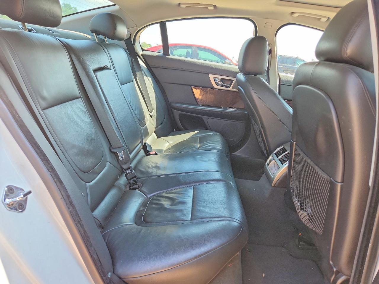 2014 Jaguar Xf White vin: SAJWA0ES7EPU20808