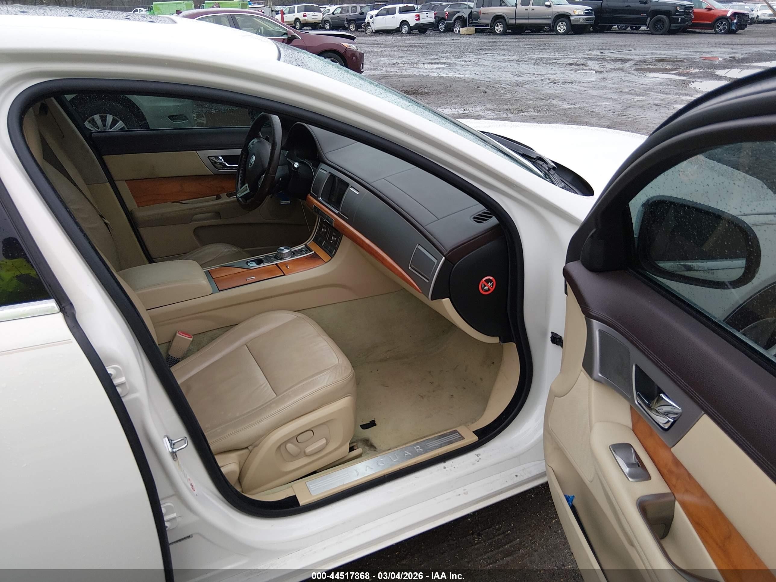 2010 Jaguar Xf   Beige vin: SAJWA0FA1AHR70595