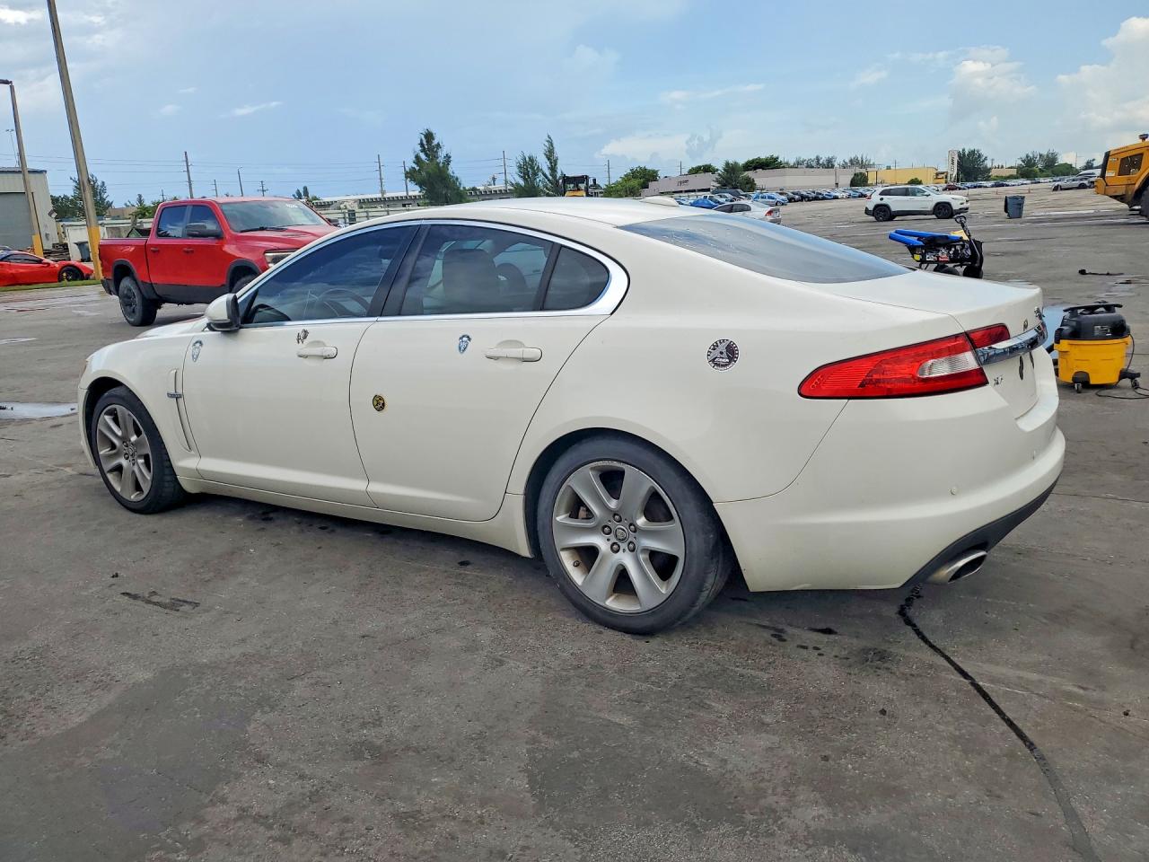 2010 Jaguar Xf Luxury Белый vin: SAJWA0FA4AHR53984