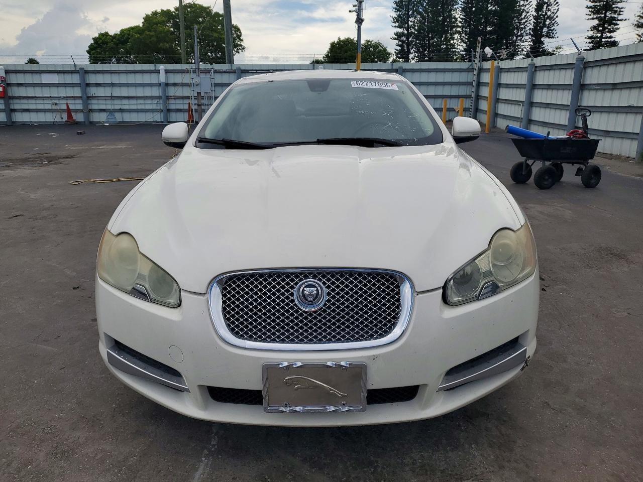 2010 Jaguar Xf Luxury Белый vin: SAJWA0FA4AHR53984
