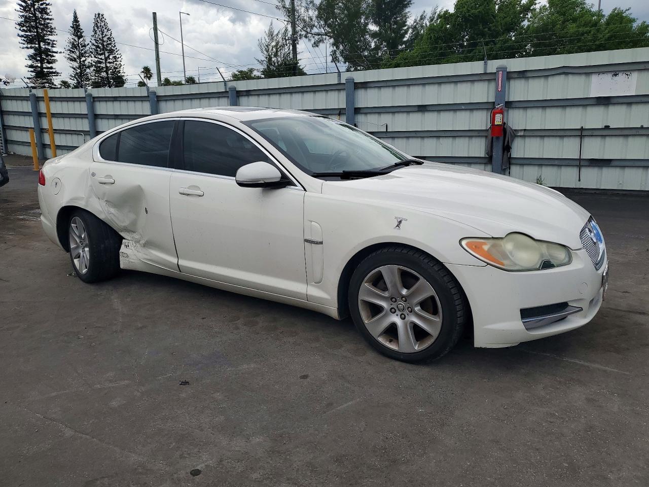 2010 Jaguar Xf Luxury Белый vin: SAJWA0FA4AHR53984