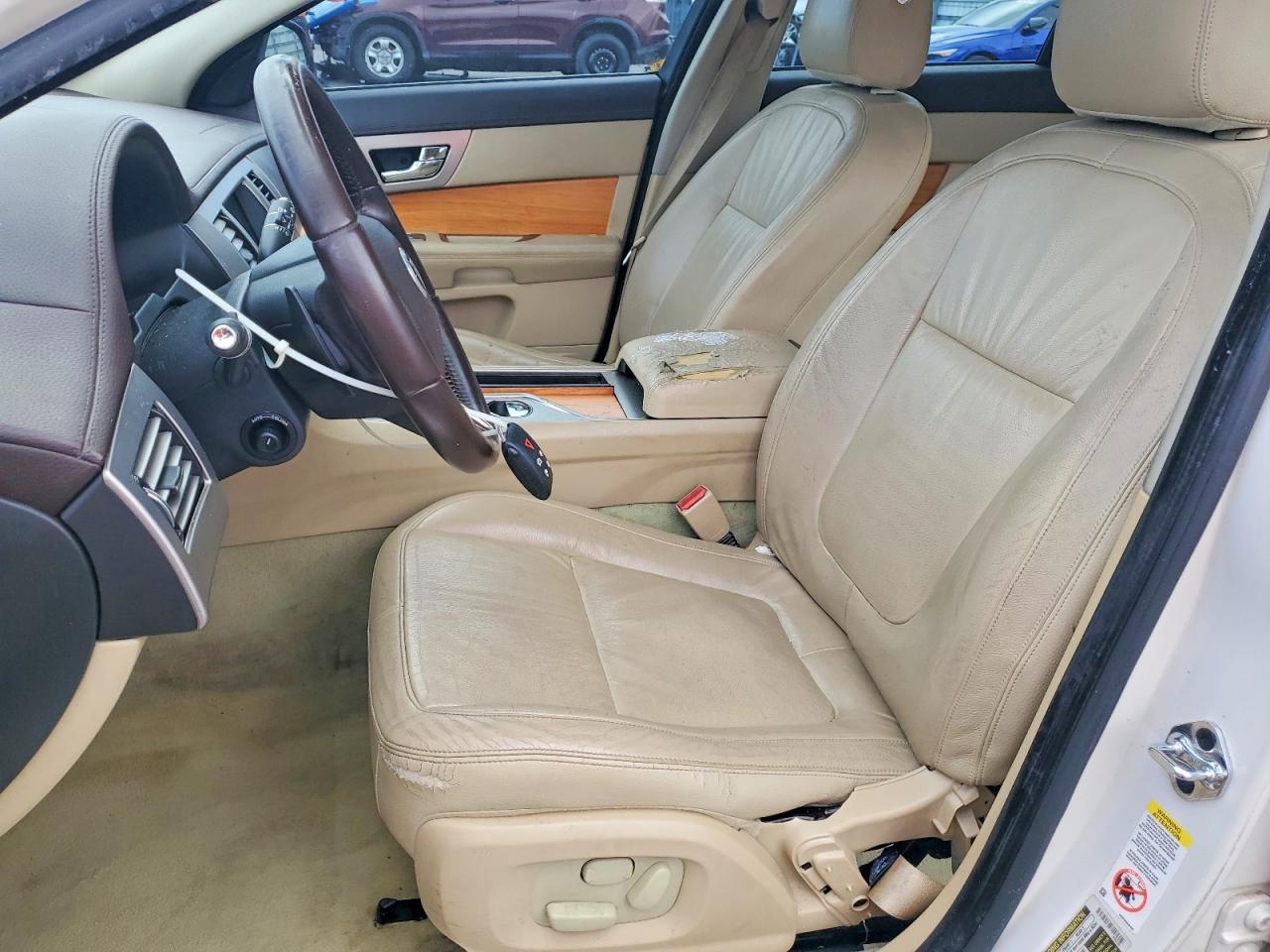 2010 Jaguar Xf Luxury Белый vin: SAJWA0FA4AHR53984