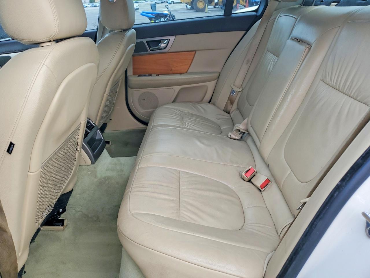 2010 Jaguar Xf Luxury Белый vin: SAJWA0FA4AHR53984