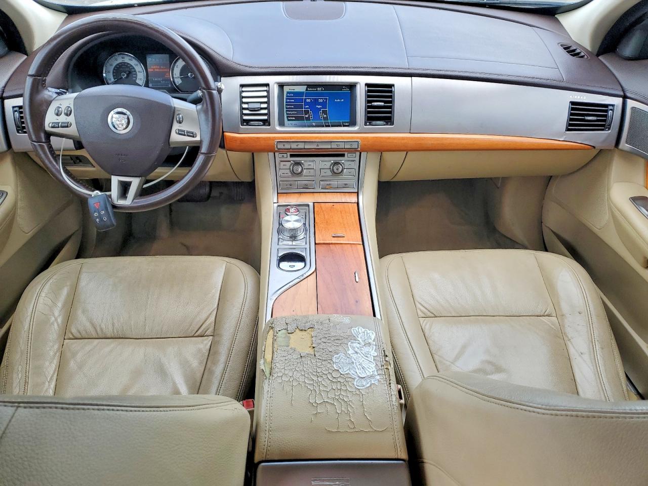 2010 Jaguar Xf Luxury Белый vin: SAJWA0FA4AHR53984