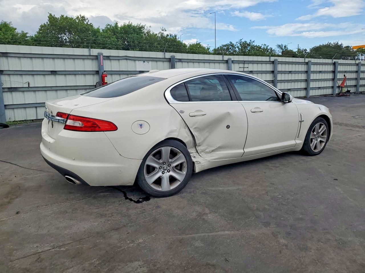 2010 Jaguar Xf Luxury Белый vin: SAJWA0FA4AHR53984