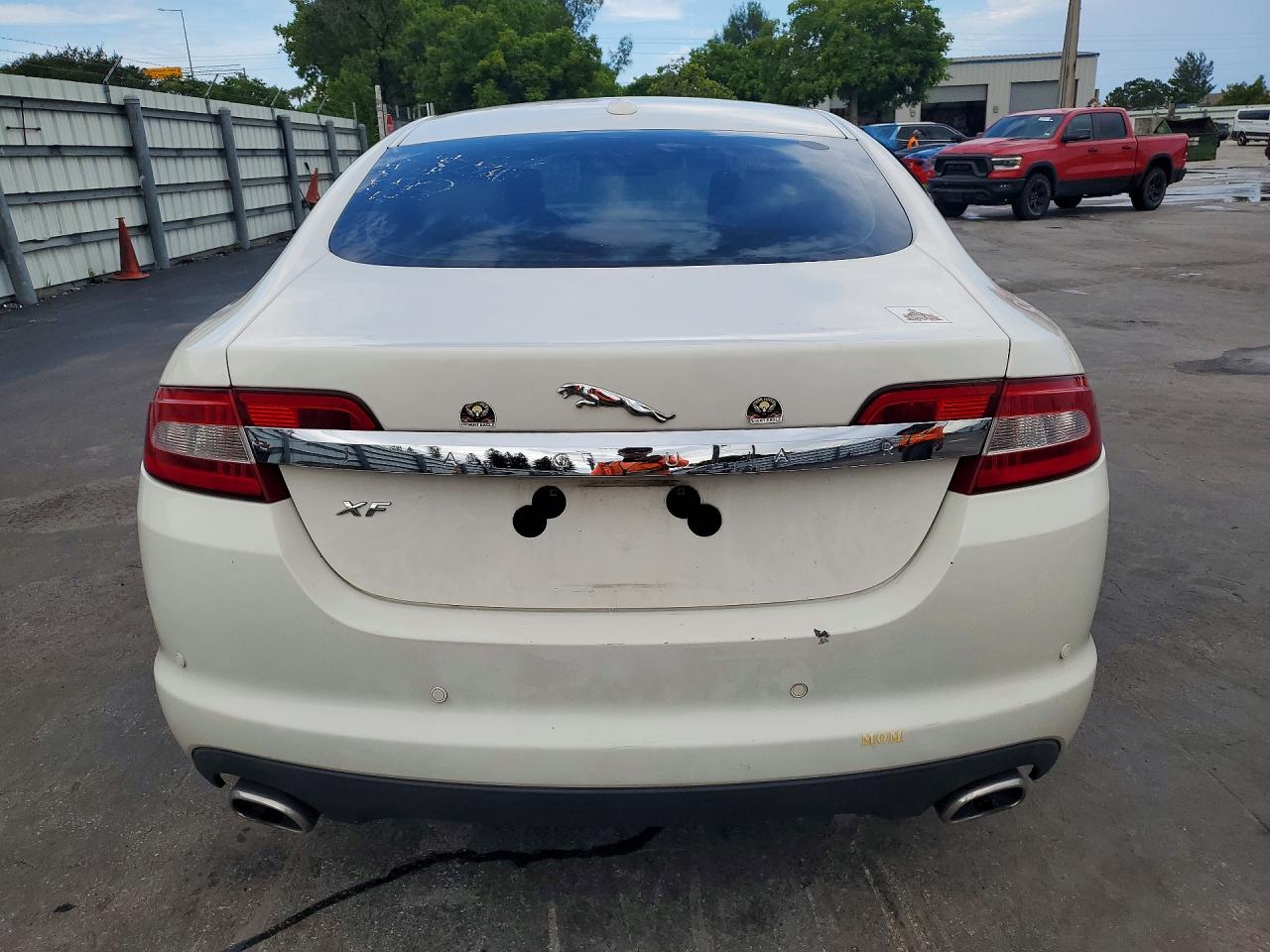 2010 Jaguar Xf Luxury Белый vin: SAJWA0FA4AHR53984