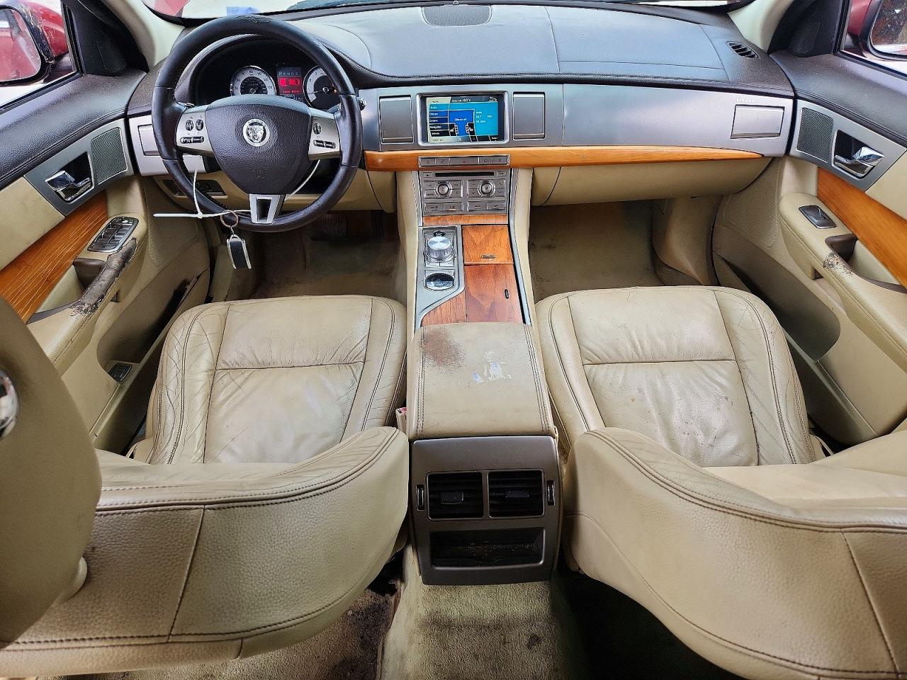 2010 Jaguar Xf Luxury Red vin: SAJWA0FA7AHR64879