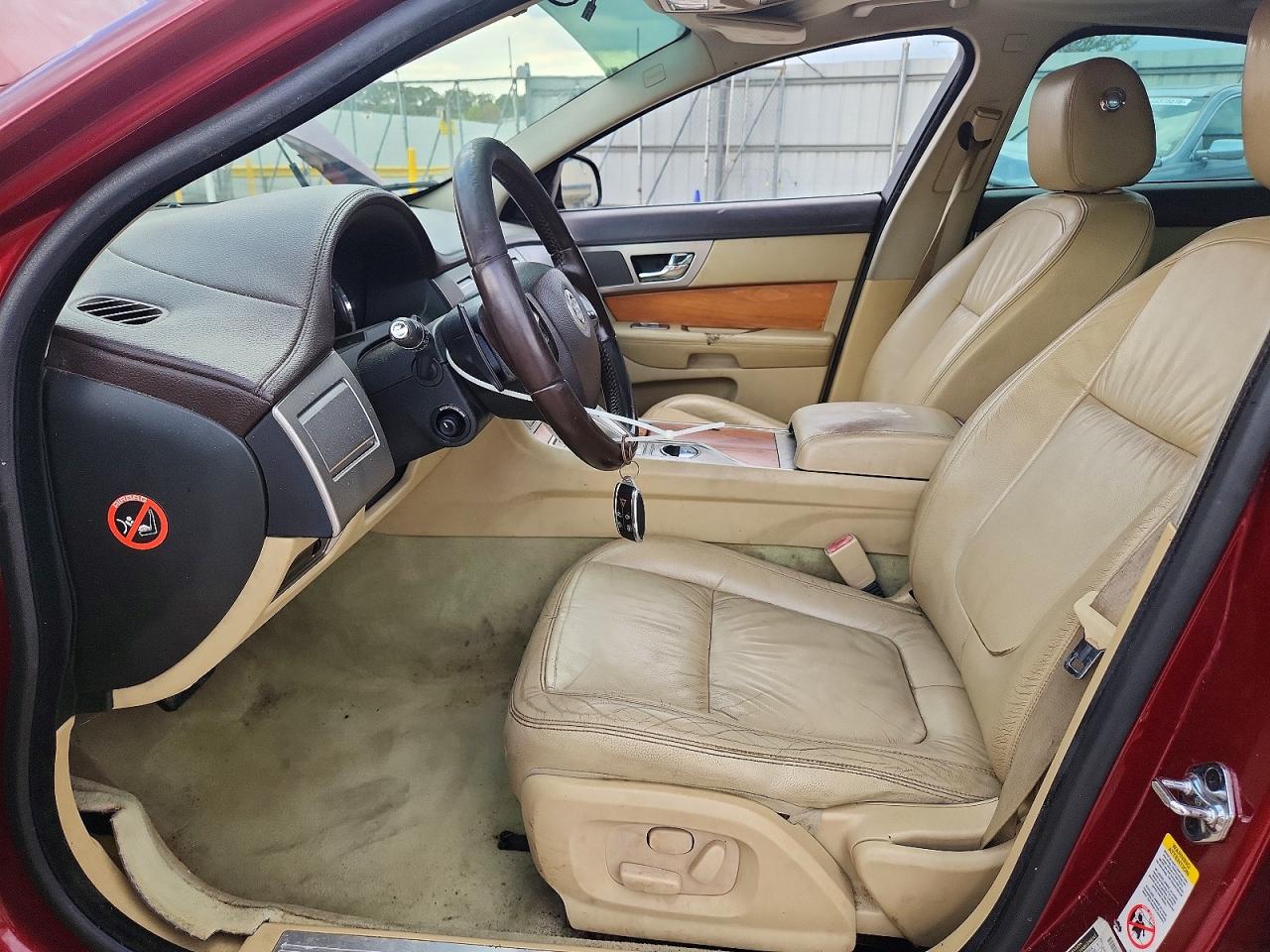 2010 Jaguar Xf Luxury Red vin: SAJWA0FA7AHR64879