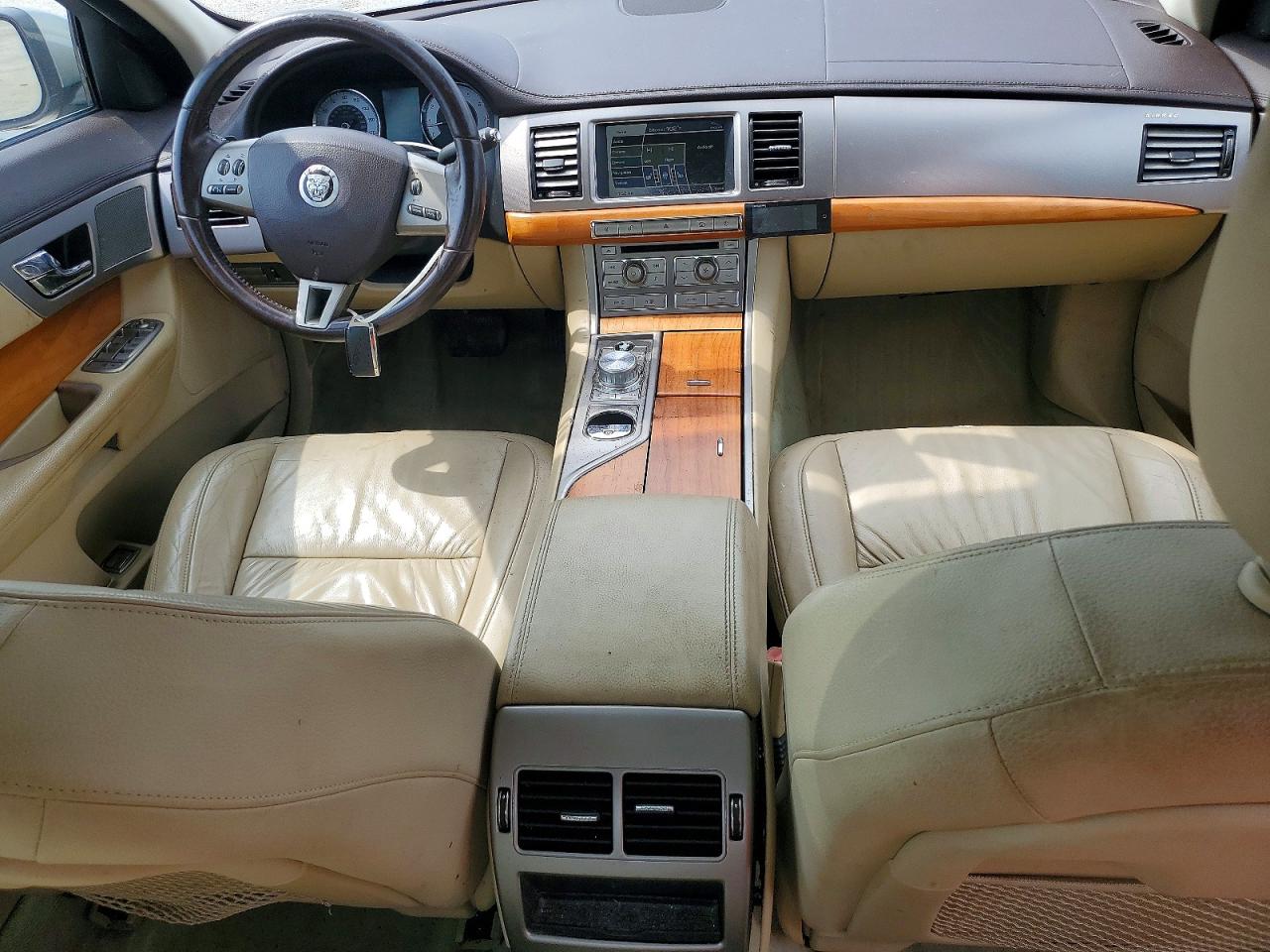 2010 Jaguar Xf Luxury Silver vin: SAJWA0FA8AHR56032