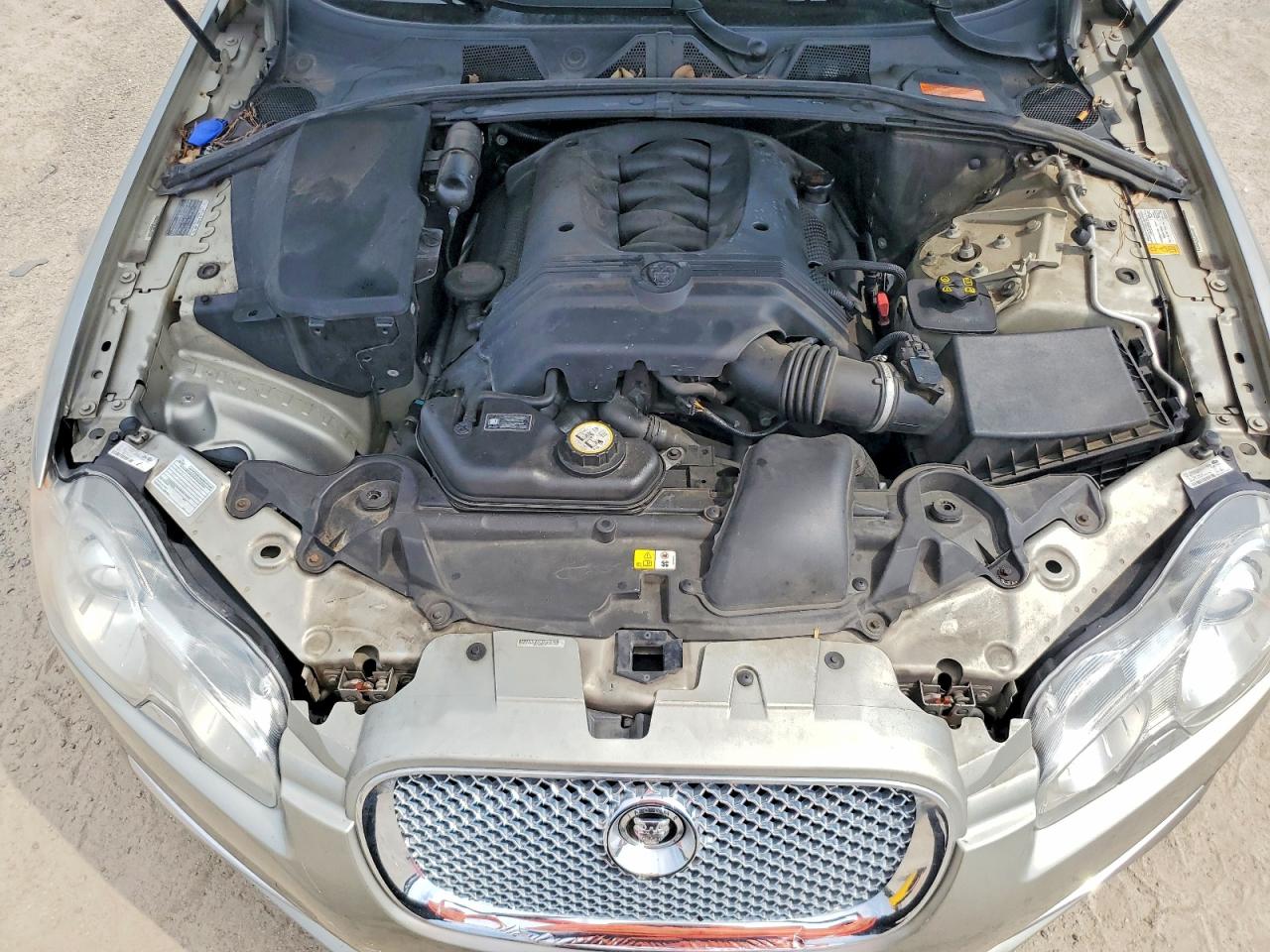 2010 Jaguar Xf Luxury Silver vin: SAJWA0FA8AHR56032